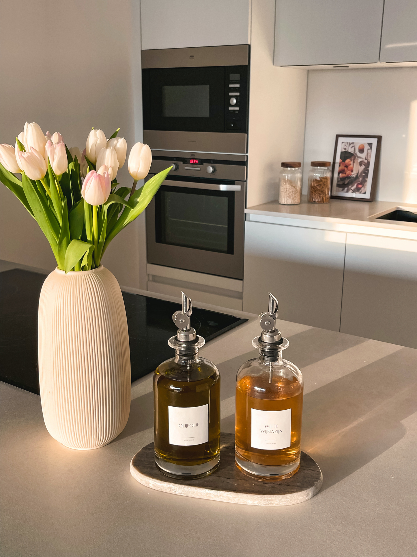 Zweiteiliges Set aus Glasflaschen für Öl und Essig mit eleganten silberfarbenen Deckeln und modernen Ausgießern – perfekt für eine aufgeräumte, stilvolle Küche. Die transparenten, wiederverwendbaren Flaschen bringen Ordnung und Ästhetik in den Alltag und sorgen für eine minimalistische, aufgeräumte Arbeitsfläche. Die silbernen Akzente verleihen dem Set eine edle, zeitlose Note und passen perfekt zu Organisationssystemen von Ikea, Hema und Temu. Ideal für die strukturierte Vorratshaltung, stilvolle Küchenzon