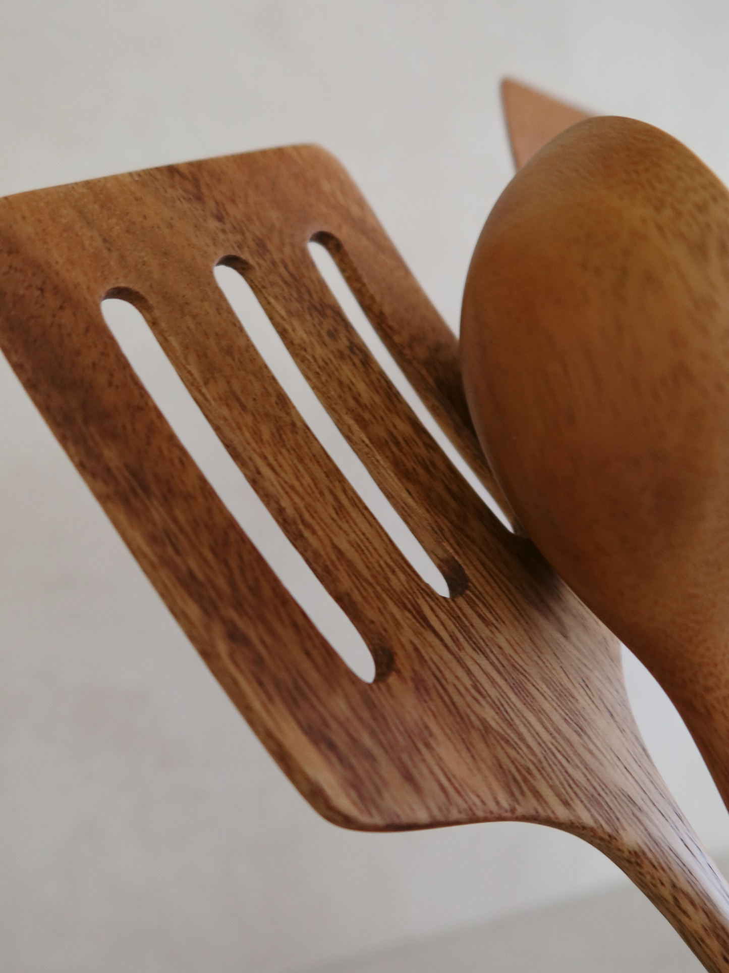 Houten keukengerei set. Houten opbergers voor keuken of badkamer. Voorraadpot en kruidenpotje hout. Organizer en ladeverdeler. Houten schaal of fruitschaal. Kleine houten lepel. Licht of donker hout. Wooden utensils kitchen. Wood organizers for kitchen or bathroom. Glass jar with wooden lid. Wooden spice jar. Drawer divider and organizer. Wooden bowl or fruit bowl. Small wooden spoon. Bamboo spoon. Light or dark wood. Holzaufbewahrung für Küche oder Bad. Rangement en bois pour cuisine ou salle de bain.