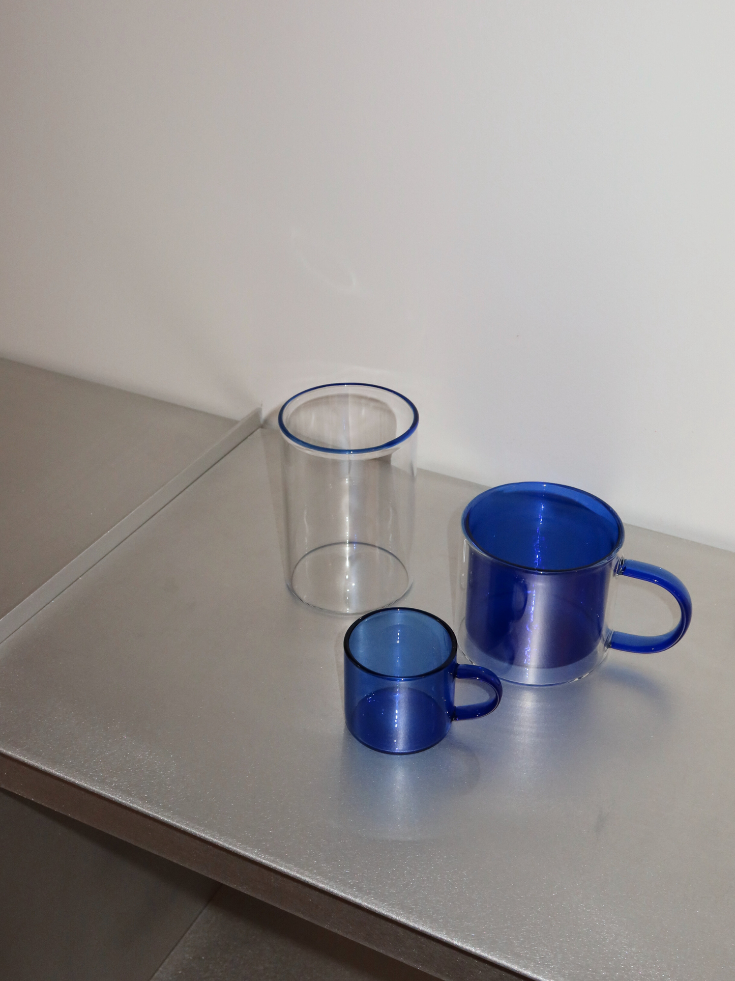 Maak elk koffiemoment bijzonder met Glass Jiwoo, met een recht design en een handig handvat voor een comfortabele grip. Perfect om te genieten van een korte espresso break in je eigen koffiehoek. Gemaakt van duurzaam, hittebestendig borosilicaatglas; Jiwoo is sterk genoeg voor dagelijks gebruik en voegt tegelijkertijd een stijlvolle touch toe aan je koffiemomenten. Per stuk verkocht, zodat je zelf je collectie kunt opbouwen en de perfecte set koffiemokken kunt creëren.