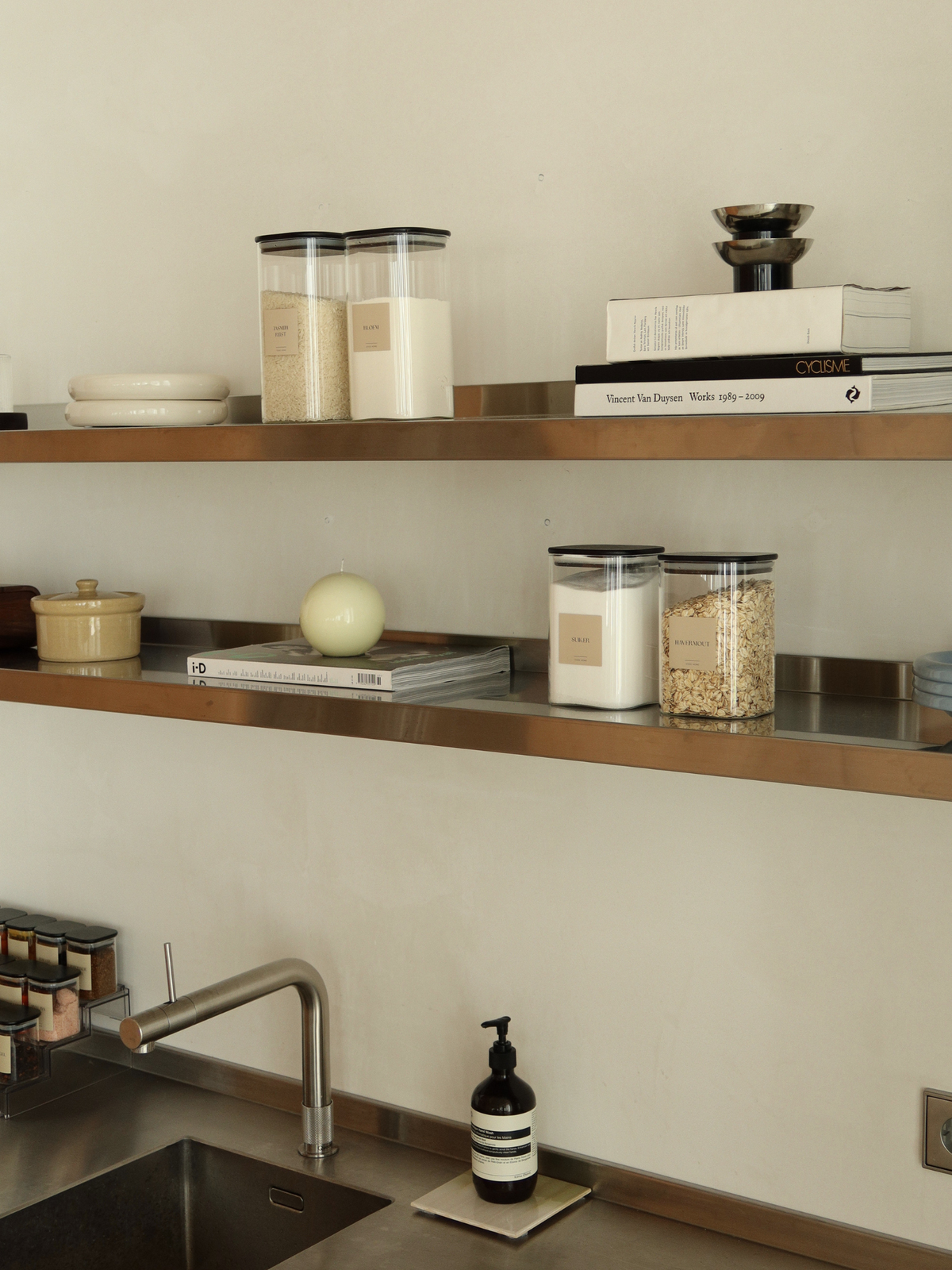 Bocal de rangement carré en verre avec couvercle noir pour conserver élégamment et facilement les aliments secs comme les pâtes, le riz, le granola, les noix, la farine et autres produits du garde-manger. Ce bocal hermétique aide à garder les ingrédients frais et protégés, tandis que son format carré optimise l’espace dans le placard ou le garde-manger. Disponible en quatre tailles et idéal pour l’organisation de la cuisine et du garde-manger. Un rangement en verre durable et minimaliste.