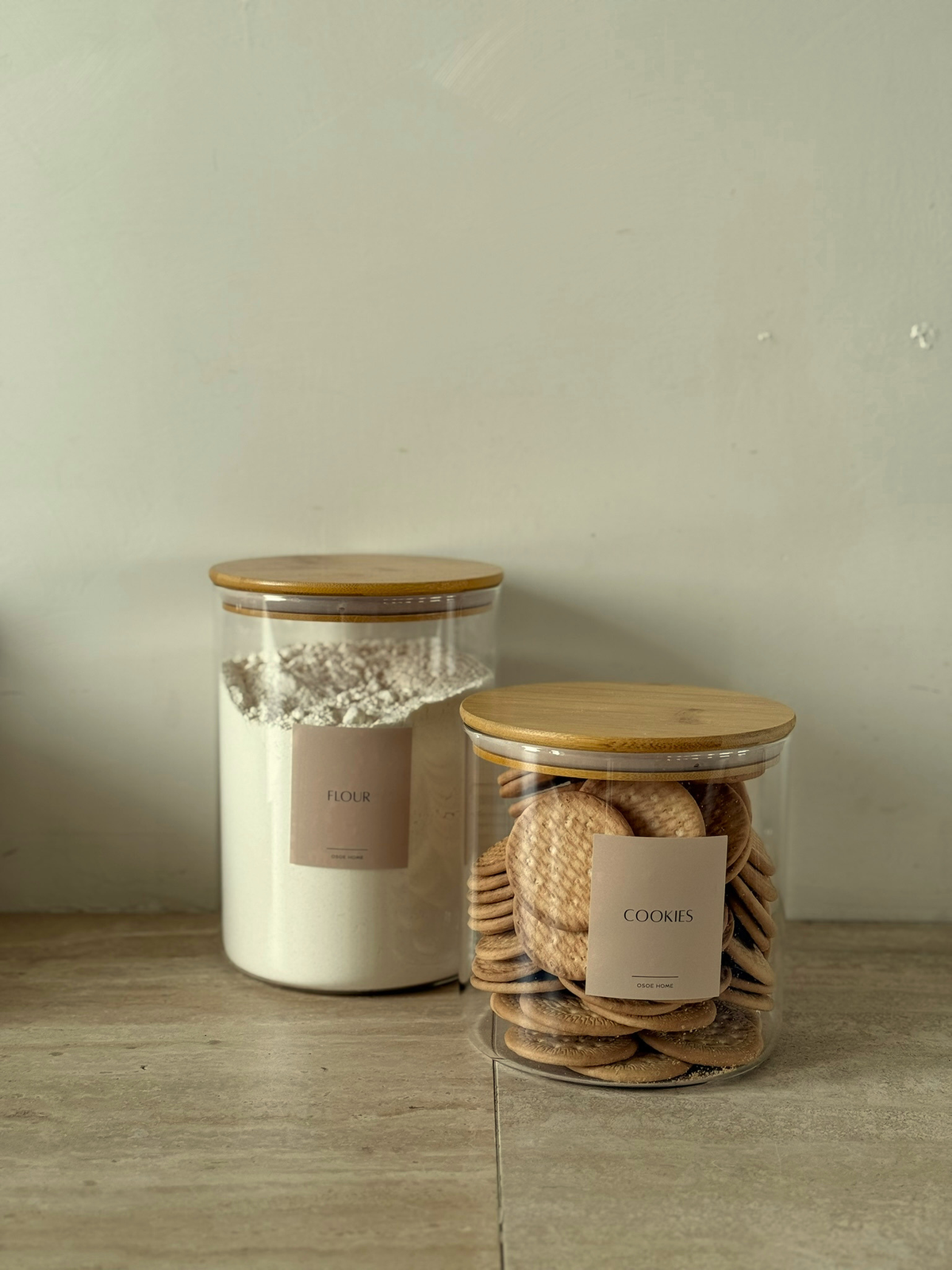 Grand bocal de rangement en verre avec couvercle naturel en bambou pour conserver élégamment et facilement la farine, le riz, les flocons d’avoine, les pâtes, les noix, la poudre protéinée et autres aliments du quotidien. Sa large ouverture facilite le remplissage et le dosage, tandis que le couvercle hermétique aide à garder les ingrédients frais et protégés. Une solution durable et sans plastique pour une cuisine calme et organisée, idéale pour une cuisine non toxique sans plastique superflu. Parfait pour