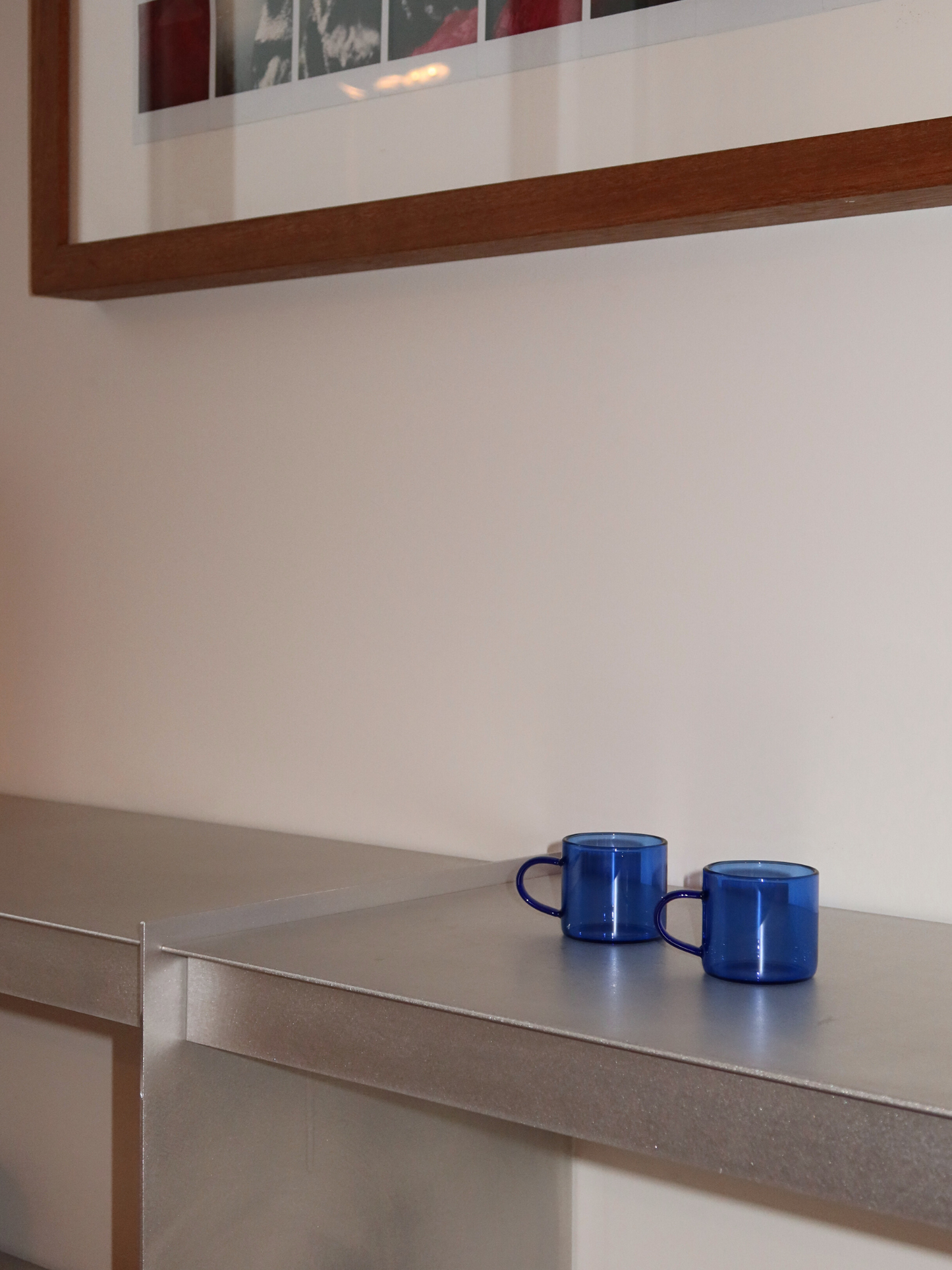 Machen Sie jeden Kaffeemoment besonders mit dem Glass Jiwoo, das ein geradliniges Design und einen praktischen Henkel für angenehmes Halten bietet. Perfekt, um eine kurze Espressopause in Ihrer eigenen Kaffee-Ecke zu genießen. Hergestellt aus langlebigem, hitzebeständigem Borosilikatglas ist Jiwoo stark genug für den täglichen Gebrauch und verleiht Ihren Kaffeemomenten zugleich eine stilvolle Note. Einzeln verkauft, sodass Sie Ihre eigene Sammlung aufbauen und das perfekte Set an Kaffeebechern zusammenstell