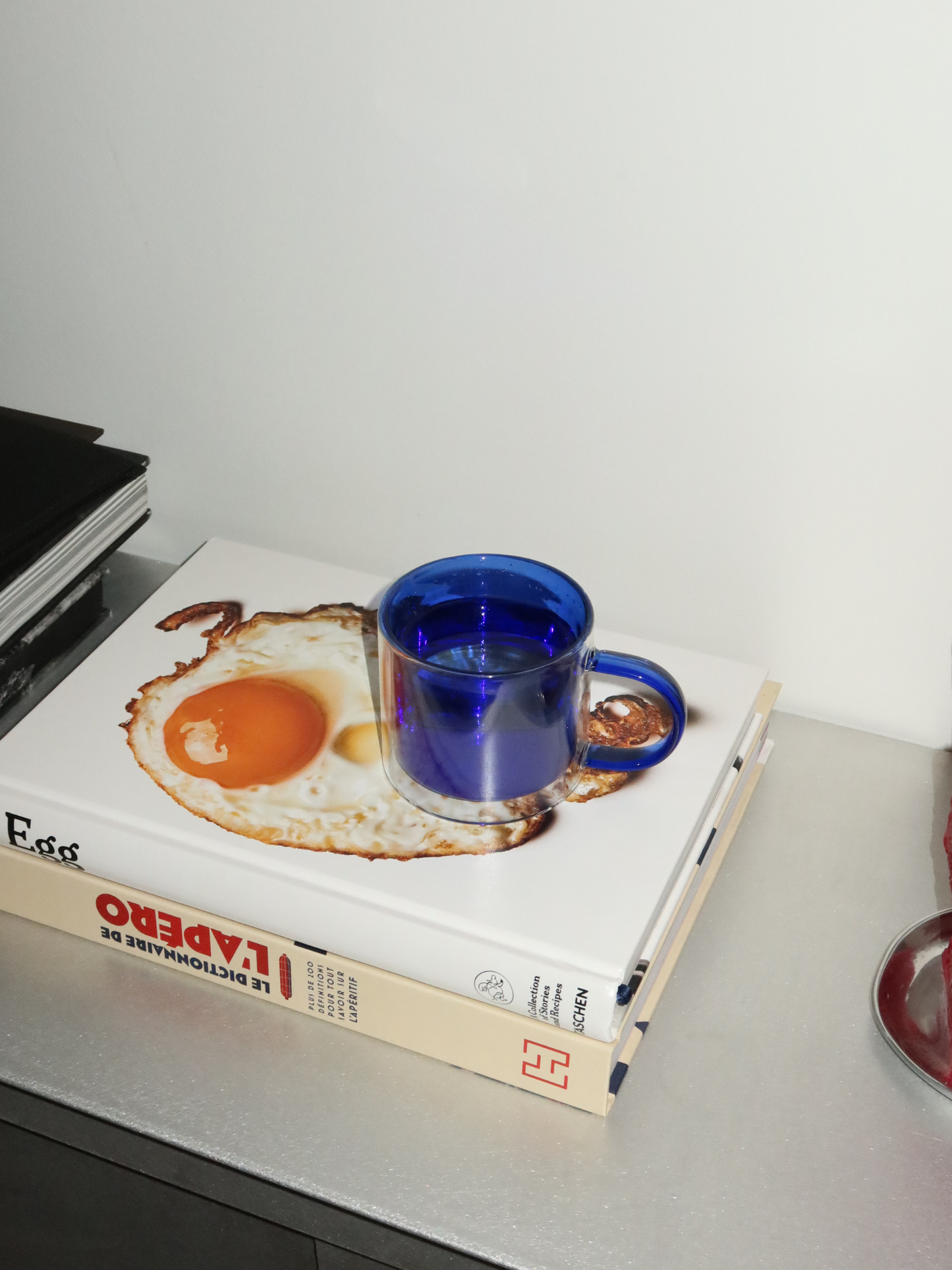 Verabschieden Sie sich von Standardtassen und entdecken Sie das Soo-ah-Glas, mit einer satten, auffälligen blauen Farbe, die Stil und Atmosphäre auf Ihren Tisch bringt, ohne zu übertreiben. Das zeitlose Doppelwand-Design besteht aus langlebigem, hitzebeständigem Borosilikatglas — perfekt für heiße Getränke, ohne dass das Glas zu heiß wird, um es zu halten. Robust und langlebig, praktisch und ästhetisch. Wird einzeln verkauft, ideal, um eines auszuwählen oder ein komplettes Set zu sammeln.