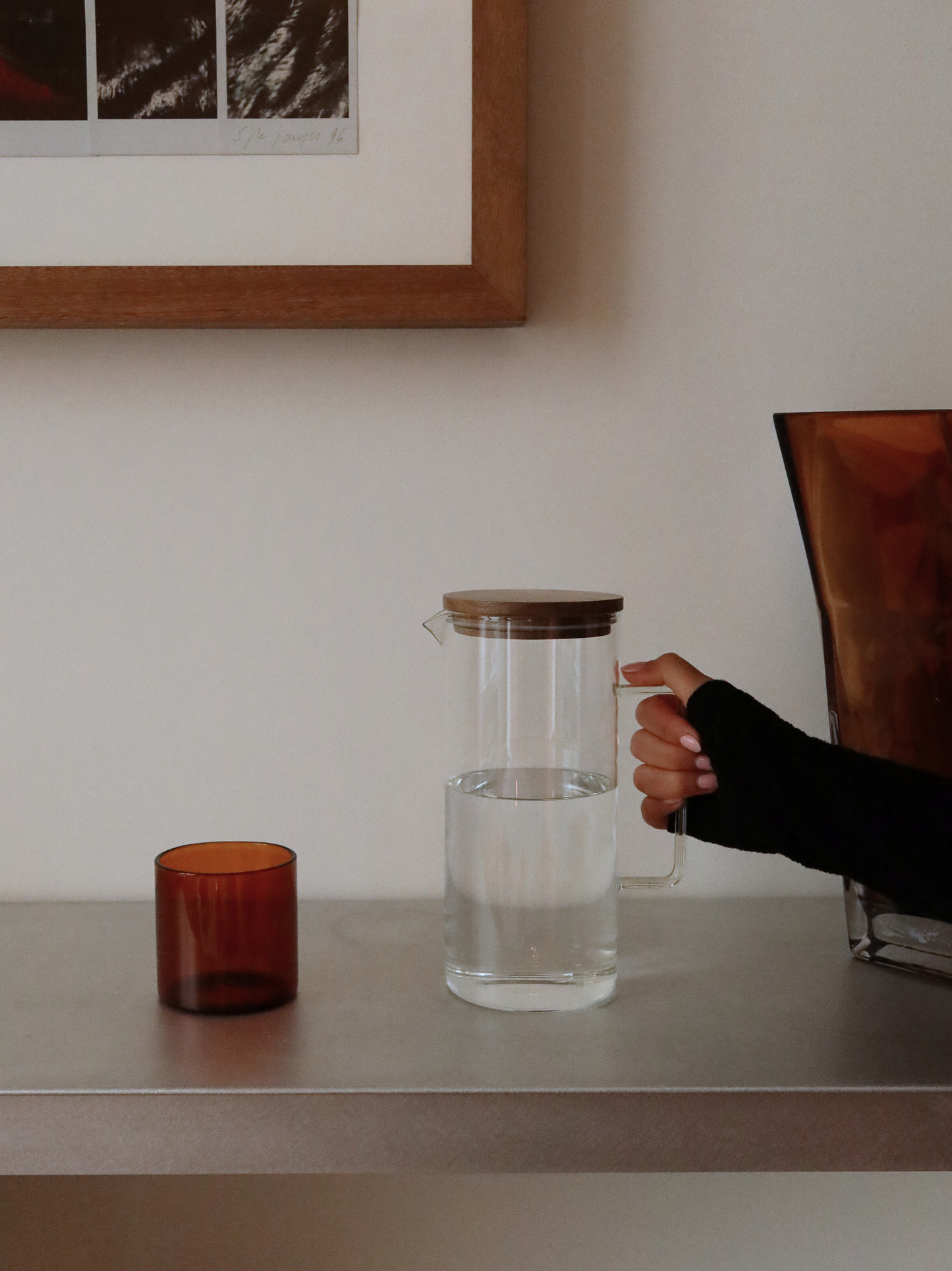 Glaser Mei mit geradlinigem Design, ideal zum Servieren von Wasser, Erfrischungsgetränken oder sogar einem Cappuccino zu Hause. Der warme Braun-/Cognacton verleiht Ihrem Tisch oder Ihrer Kaffee-Ecke einen eleganten und charaktervollen Akzent. Hergestellt aus langlebigem und wiederverwendbarem Glas kombiniert dieses minimalistische Glas moderne Ästhetik mit einem hochwertigen Trinkerlebnis – für echtes Restaurantgefühl in den eigenen vier Wänden.
