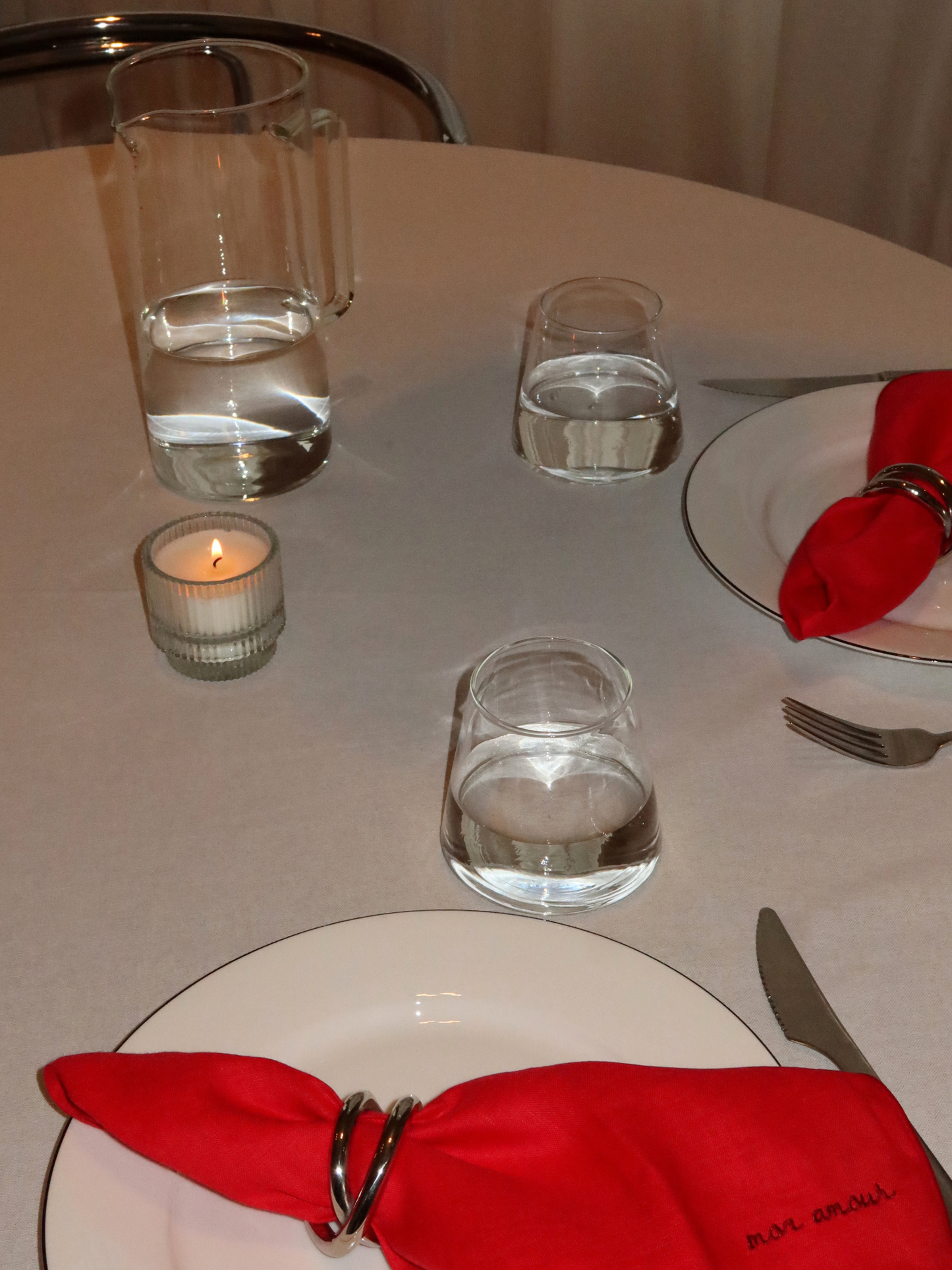 Schluss mit unterschiedlichen Gläsern — entscheiden Sie sich für das Aiko-Glas. Seine dreieckige Form verleiht einen modernen Look und schafft sofort eine Atmosphäre wie im Restaurant, direkt bei Ihnen zu Hause. Praktisch und dennoch besonders: Das zeitlose Design aus klarem Glas macht Aiko zur perfekten Basis. Elegant genug für ein feines Abendessen, aber auch ideal für ein Glas Wasser oder ein Erfrischungsgetränk im Alltag. Hitzebeständig, langlebig und einzeln erhältlich.