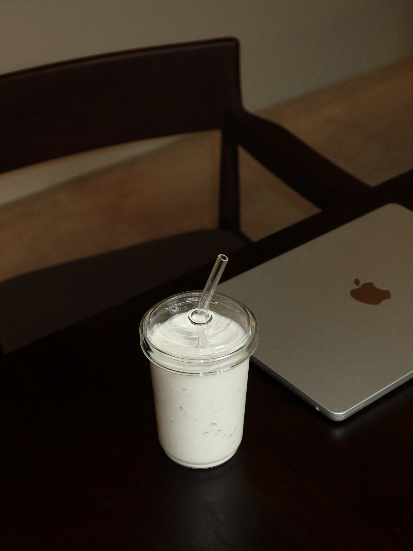 Reusable borosilicate glass cup with matching lid and straw, perfect for enjoying hot or cold drinks like iced coffee, tea, or matcha. This aesthetic glass tumbler combines style and sustainability, made from premium borosilicate glass that’s both lightweight and durable. Ideal for a minimalist home or office setup, it enhances your daily routine while reducing plastic waste. A must-have for aesthetic drinkware lovers who value clean design and eco-conscious living.