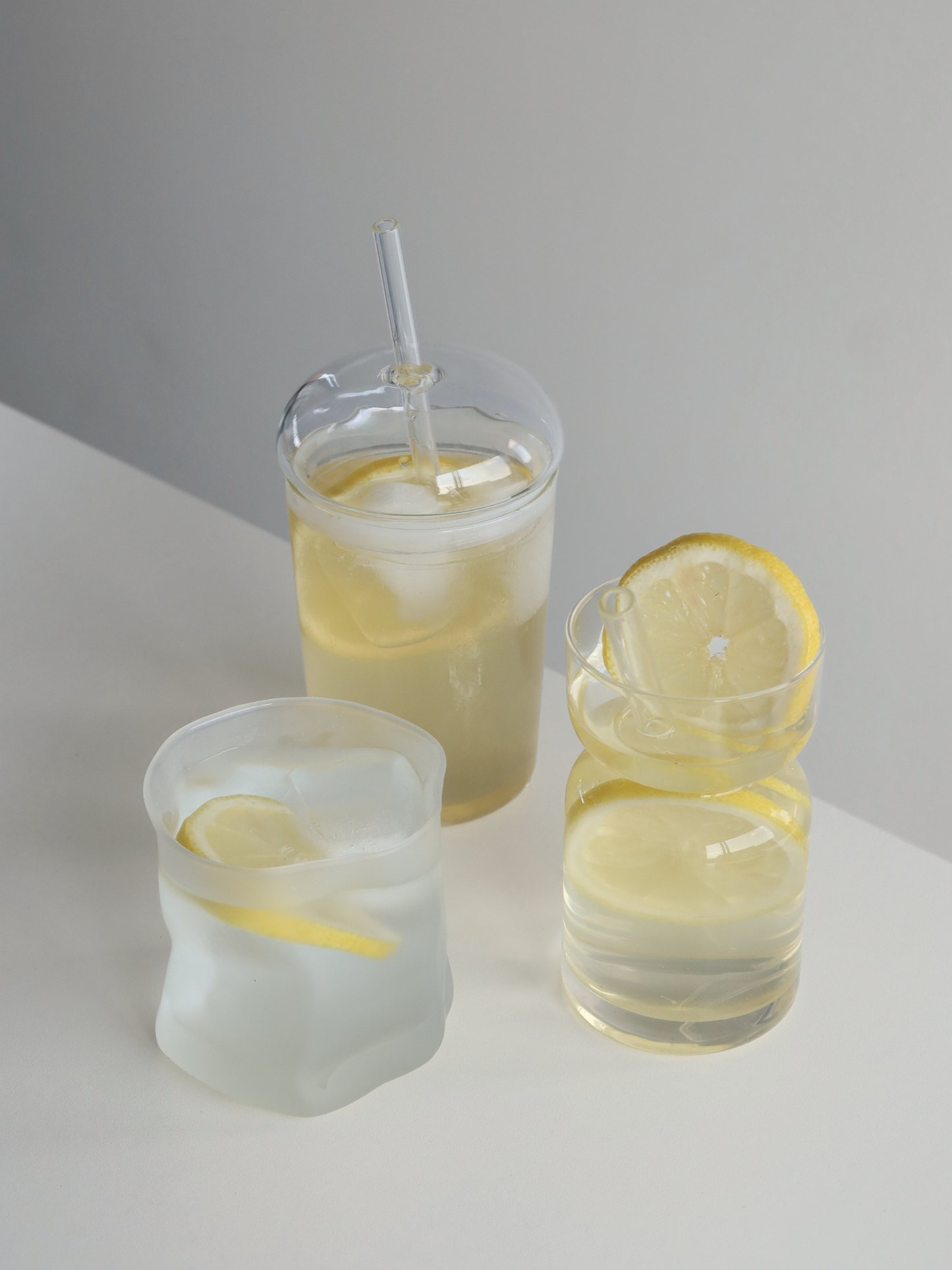 Gobelet réutilisable en verre Cup Niki avec couvercle étanche et paille en verre assortie pour emporter avec style cafés glacés, smoothies et boissons froides, conçu pour un mode de vie moderne et organisé au travail, à la salle de sport ou en déplacement, fabriqué en verre durable avec une esthétique élégante qui aide à réduire les traces de gloss sur le verre, parfait pour une hydratation quotidienne, une verrerie minimaliste et une routine réutilisable plus consciente.
