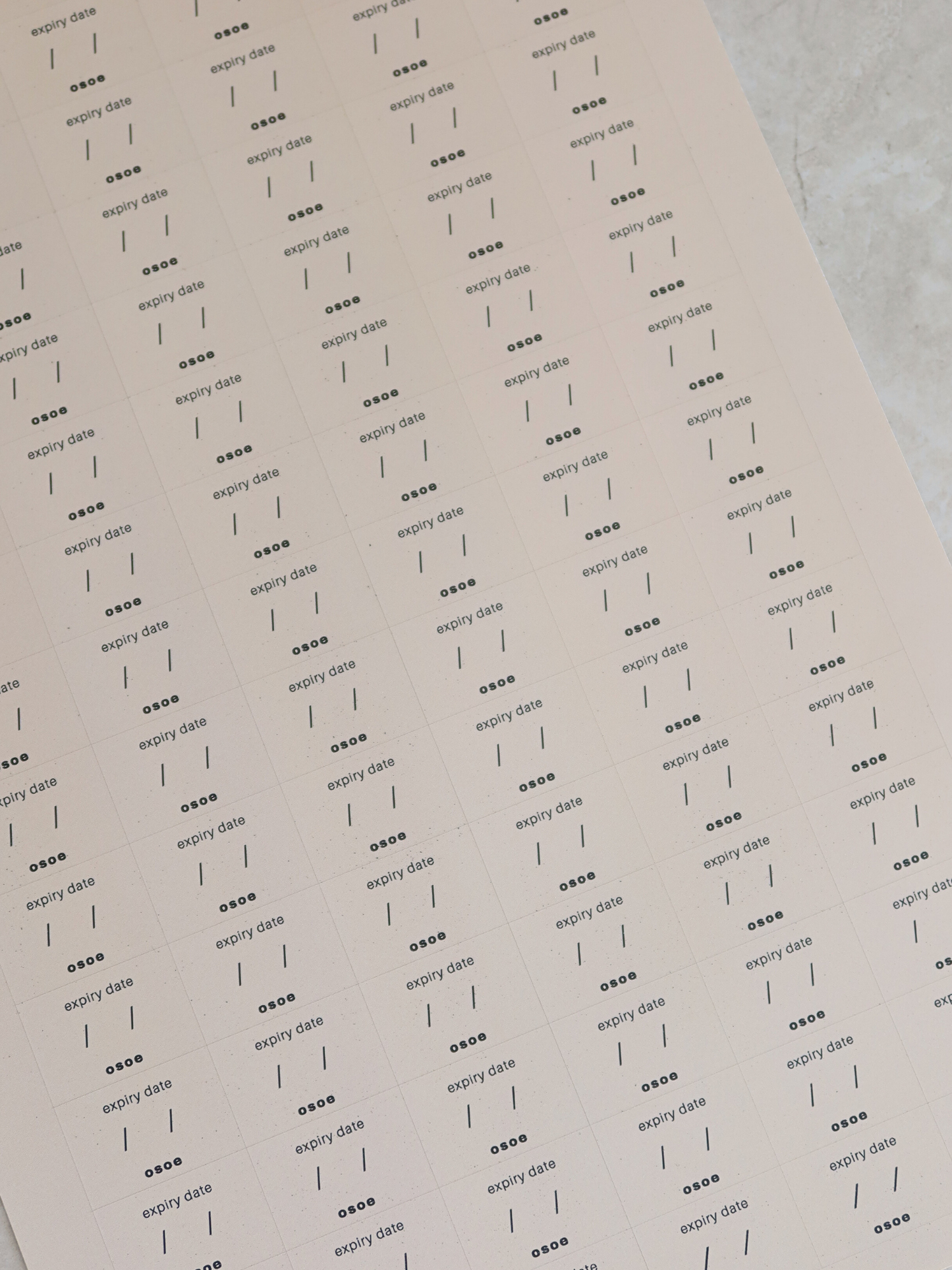 Osoe Home Haltbarkeitslabels in Beige und Weiß zur Organisation von Gewürzgläsern, Vorratsdosen und Küchenbehältern, Set aus 84 matten beschreibbaren Stickern im minimalistischen Design zum einfachen Notieren von Mindesthaltbarkeitsdaten, wasser- und fettbeständig und ideal für Kühlschrank und Vorratsschrank, entwickelt für sofortige Übersicht und eine ruhige, organisierte und stilvolle Küchenästhetik, perfekt für ein non-toxisches und mikroplastikfreies Küchenkonzept, in dem Lebensmittel stets übersichtlic