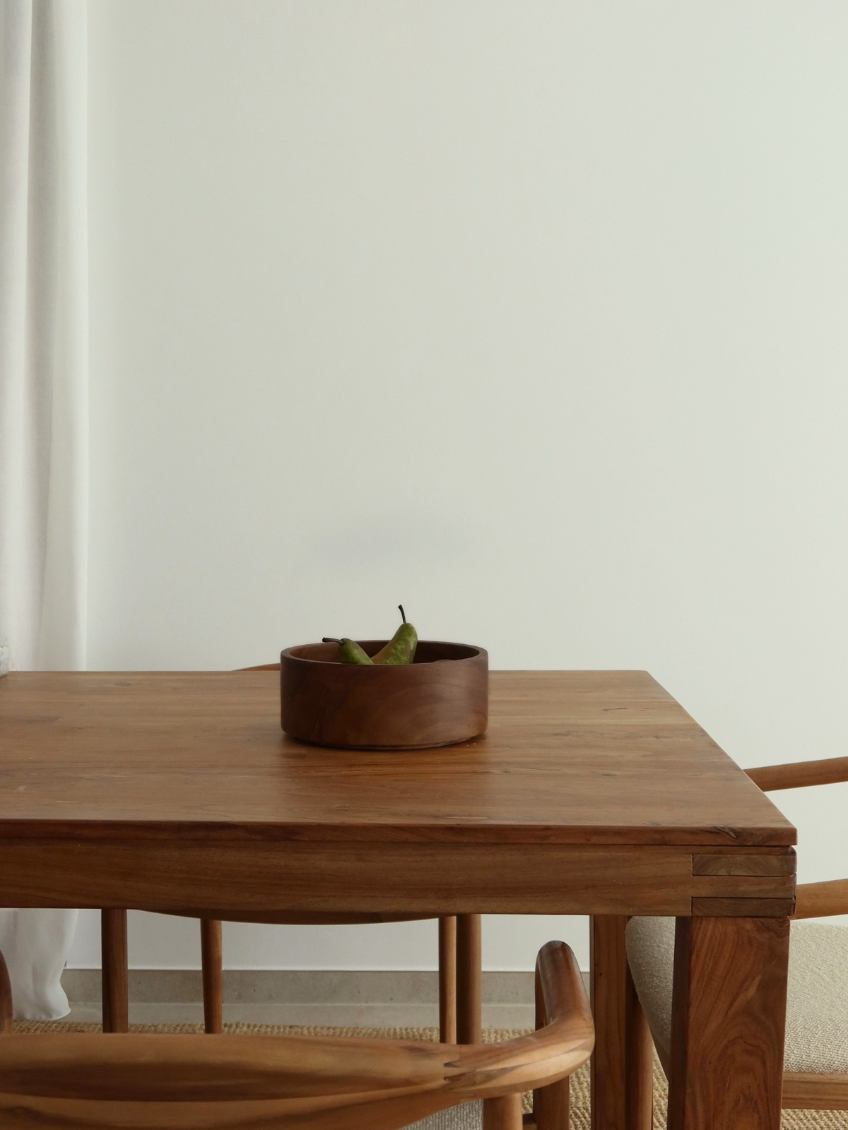Handgefertigte braune Holzschale zum stilvollen Aufbewahren und Servieren von Obst, Snacks, Süßigkeiten oder Salaten in der Küche oder im Esszimmer. Gefertigt aus hochwertigem und langlebigem Holz mit einer satten, tiefen Oberfläche, die die natürliche Holzmaserung hervorhebt. Das großzügige und funktionale Design macht die Schale zu einem stilvollen Blickfang für moderne und klassische Einrichtungen. Die glatt polierte Oberfläche lässt sich einfach reinigen und sorgt für eine lange Lebensdauer. Perfekt für