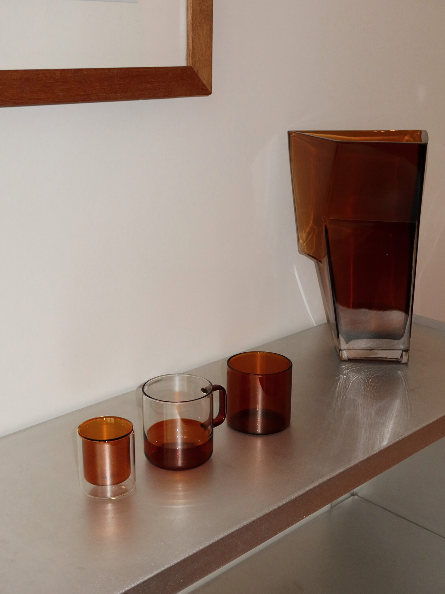 Verre Mei mit geradlinigem Design, ideal zum Servieren von Wasser, Erfrischungsgetränken oder sogar einem Cappuccino zu Hause. Der warme Braun-/Cognacton verleiht Ihrem Tisch oder Ihrer Kaffee-Ecke einen eleganten und charaktervollen Akzent. Hergestellt aus langlebigem und wiederverwendbarem Glas kombiniert dieses minimalistische Glas moderne Ästhetik mit einem hochwertigen Trinkerlebnis – für echtes Restaurantgefühl in den eigenen vier Wänden.