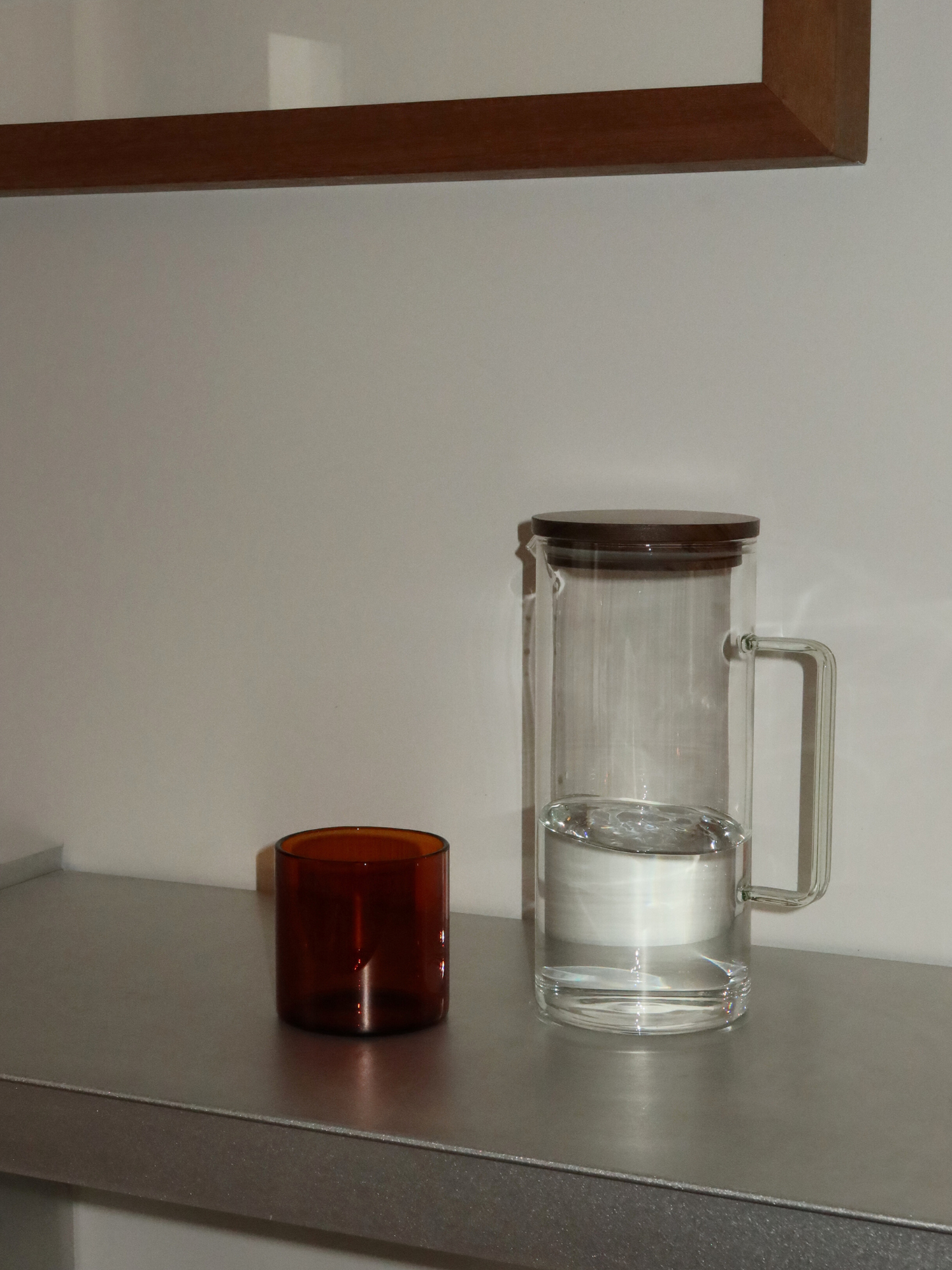 Ihre Erfrischung mit Eleganz. Ob eine Karaffe mit Zitronenwasser an einem Sommertag, ein erfrischender Eistee während eines Abendessens oder einfach stilvoll serviertes Leitungswasser – die Loki-Karaffe verleiht Ihrem Tisch immer einen Hauch von Eleganz. Entwickelt, um jeden Tag besonders zu machen, vereint diese Glaskaraffe Schlichtheit und Raffinesse. Der stabile Griff und der elegante Ausgießer ermöglichen ein präzises und spritzfreies Einschenken.