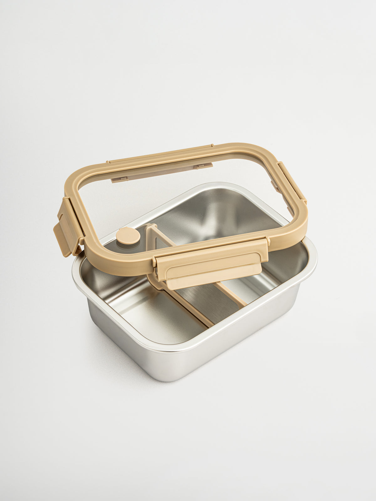 Léger, étanche et sûr pour les aliments, Bento est un récipient en acier inoxydable avec couvercle en plastique transparent, séparateur amovible et détails beiges raffinés. Les clips solides assurent une fermeture hermétique, idéale pour le meal prep, les restes ou les ingrédients secs. Non toxique, sans BPA et durable, Bento allie simplicité et élégance. Ses tons doux et son couvercle clair apportent calme et style.