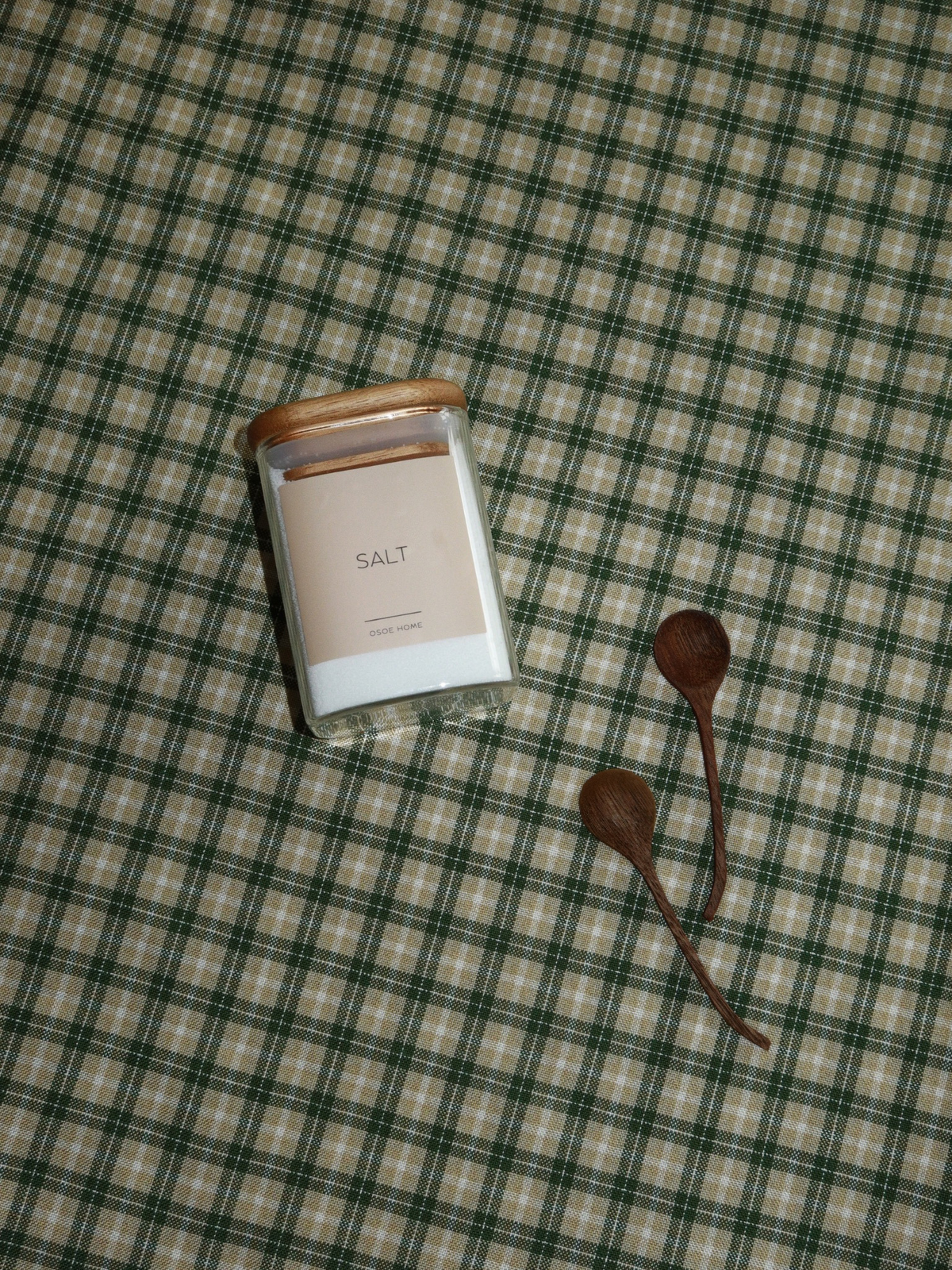 Petite cuillère à épices en bois naturel, idéale pour les pots à épices, les herbes, le sel, le sucre et les assaisonnements. Cette cuillère doseuse en bois compacte permet de prélever facilement les épices tout en gardant votre cuisine bien organisée. Fabriquée en bois naturel durable, elle constitue un accessoire de cuisine écologique qui s'adapte parfaitement aux pots à épices et complète les cuisines modernes, scandinaves, rustiques ou de style campagne. Parfaite comme accessoire pour pots à épices, pou