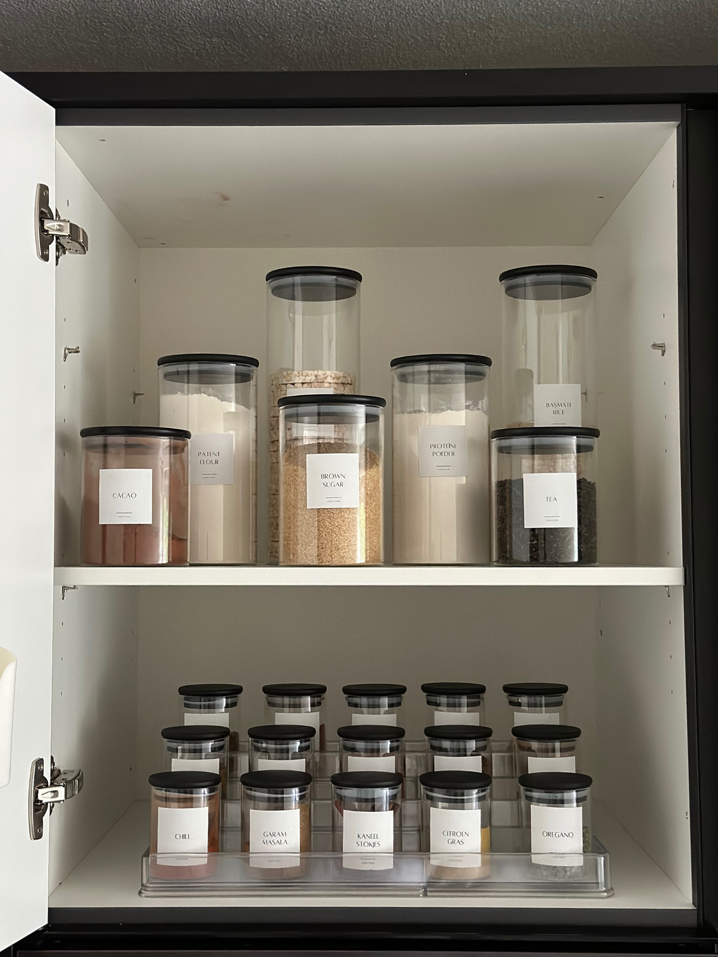 Pot à épices rond en verre avec couvercle hermétique en bambou noir, fabriqué en verre durable et conçu pour un rangement des épices propre, organisé et hygiénique. Ce pot à épices en verre élégant s’intègre parfaitement dans une cuisine bien organisée et convient idéalement comme solution de rangement pour les épices, les herbes et les ingrédients secs. Le couvercle en bambou noir assure une fermeture hermétique qui permet de conserver la fraîcheur et les arômes plus longtemps. Adapté à un usage quotidien,