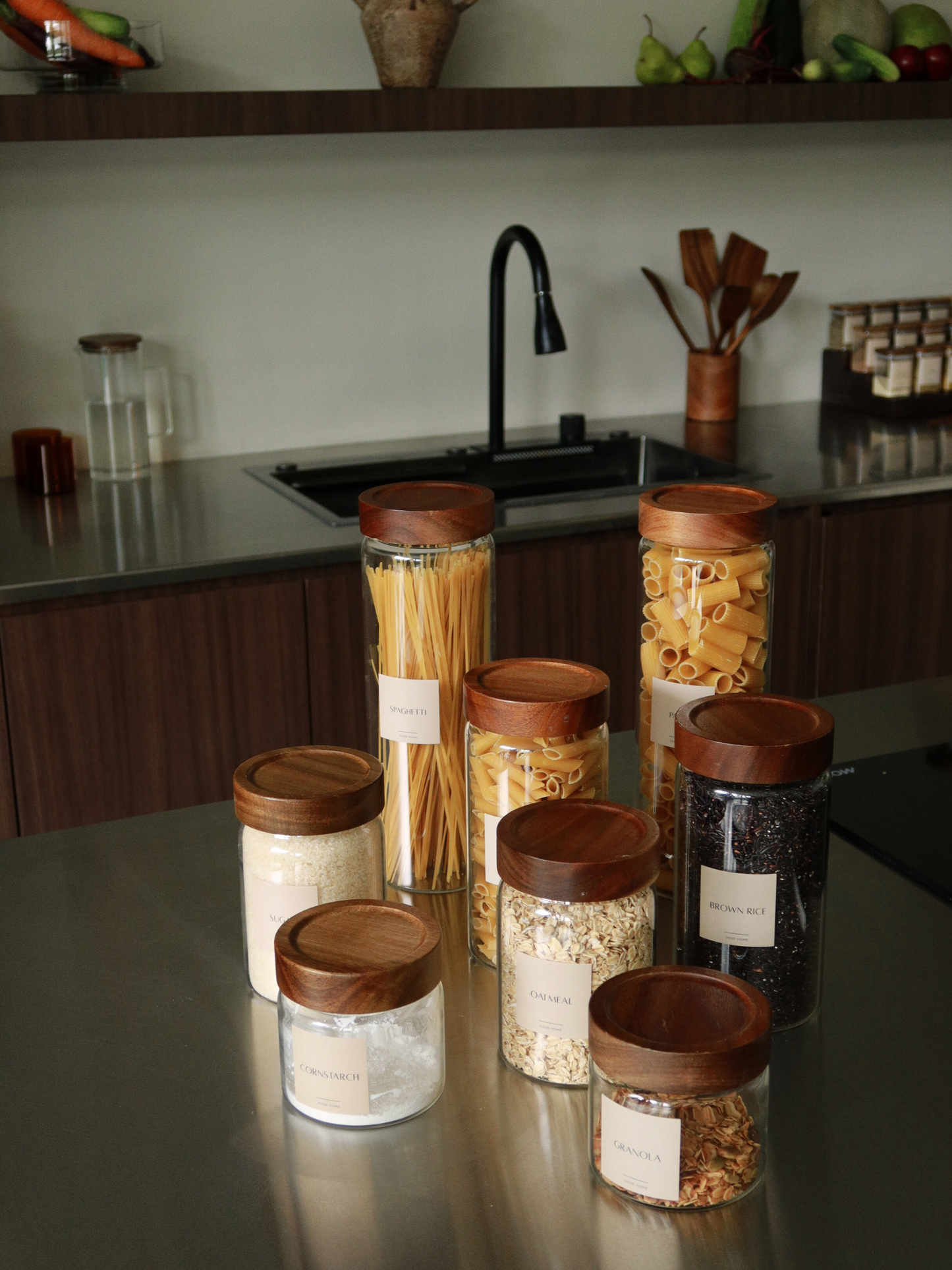 Solidité et fonctionnalité supplémentaires avec le bocal Nara, un élégant récipient en verre extra-robuste doté d’un couvercle à vis en bois d’acacia. Son design intemporel et minimaliste s’intègre harmonieusement dans tous les styles de cuisine, tandis que les matériaux naturels offrent une apparence sobre et luxueuse. Fabriqué en verre transparent épais et durable et équipé d’un couvercle à vis 100 % hermétique, ce bocal conserve pâtes, riz, café ou autres produits secs frais et protégés pour un stockage.