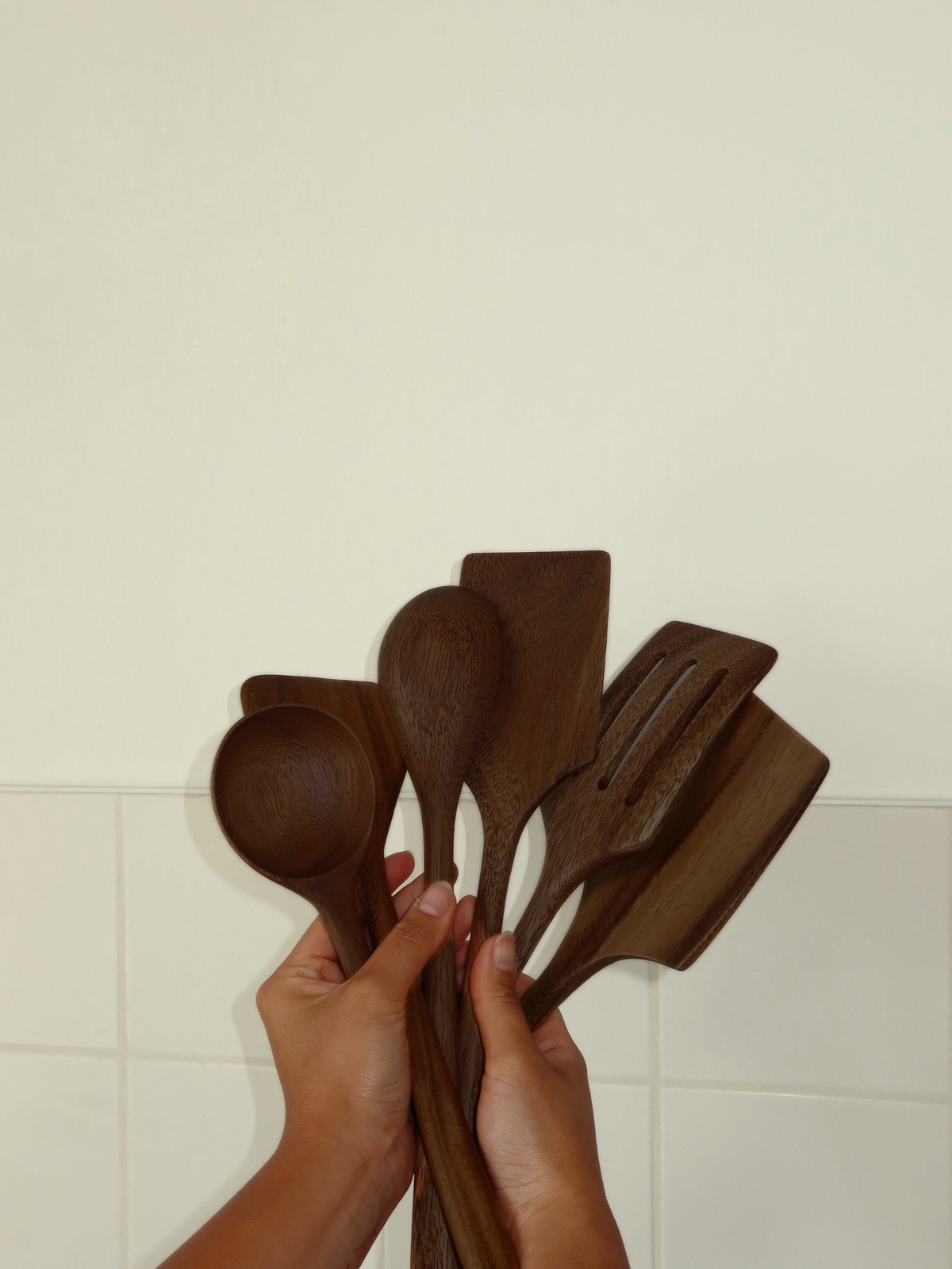 Set d’ustensiles de cuisine en bois fabriqué à la main dans une teinte brun foncé profonde, composé de six cuillères et spatules pour cuisiner, mélanger, remuer, retourner et servir au quotidien. Fabriqué en bois durable certifié SVLK provenant d’Indonésie et adapté au contact alimentaire. Un choix naturel, non toxique et sans plastique pour une cuisine plus responsable. Son design intemporel s’intègre parfaitement aux cuisines modernes, scandinaves, rustiques et de style campagne.