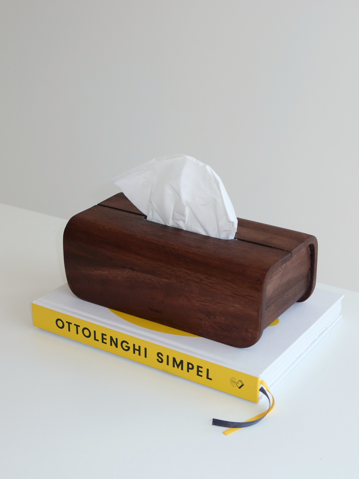 Taschentuchbox, Taschentuchbox aus Borneo-Holz, Taschentuchhalter aus Holz, luxuriöse Taschentuchbox aus Holz, Taschentuchaufbewahrung aus Holz, natürliche Taschentuchbox, stilvoller Taschentuchhalter, Holzkiste für Taschentücher, Accessoire aus Borneo-Holz, Taschentuchbox mit Deckel, minimalistischer Taschentuchhalter, nachhaltige Taschentuchbox, handgefertigte Taschentuchbox aus Holz, Badezubehör aus Holz, Taschentuchbox fürs Wohnzimmer aus Holz, eleganter Taschentuchhalter, Taschentuchbox mit natürlichem