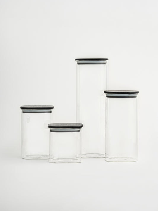 vierkante voorraadpot, glazen voorraadpot, voorraadpot met zwarte deksel, luchtdichte voorraadpot, glazen pot voor droge voeding, keuken organizer pot, opbergpot glas, minimalistische voorraadpot, luchtdichte bewaarpot, voorraadpot in vier maten, glazen keukenpot, vierkante glazen pot, stijlvolle voorraadpot, duurzame voorraadpot, voedselopslagpot, georganiseerde keuken, keuken organisatie, opbergen met stijl, voorraadpot voor pantry, pantry organisatie, glazen voorraadpot voor home organizing, organizer