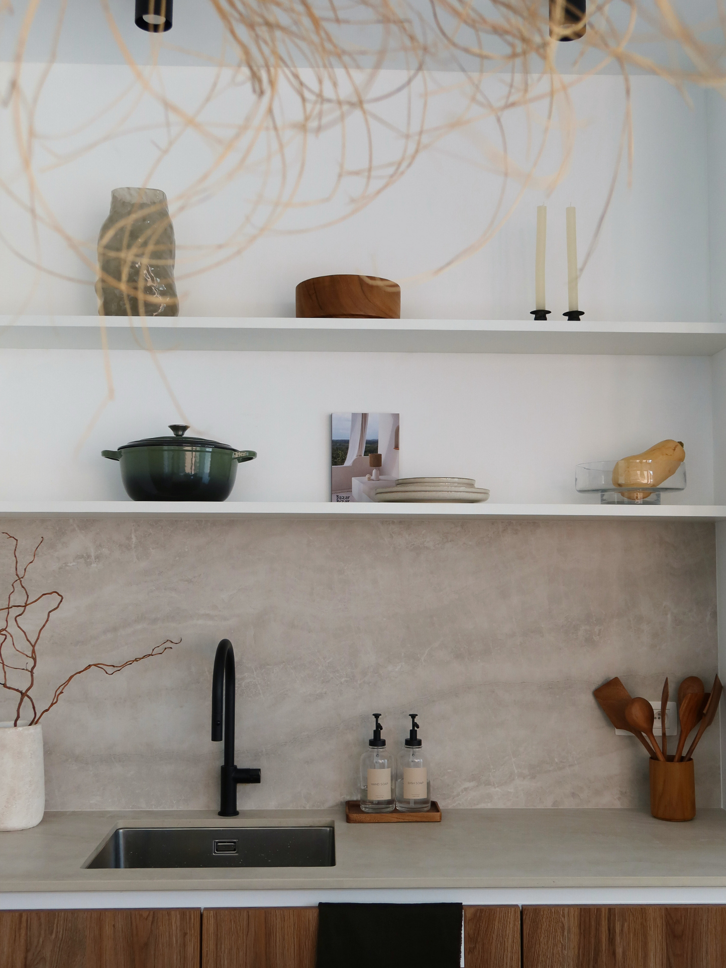 Houten plate dispensers. Houten opbergers voor keuken of badkamer. Voorraadpot en kruidenpotje hout. Organizer en ladeverdeler. Houten schaal of fruitschaal. Kleine houten lepel. Licht of donker hout. Wooden plate dispensers. Wood organizers for kitchen or bathroom. Glass jar with wooden lid. Wooden spice jar. Drawer divider and organizer. Wooden bowl or fruit bowl. Small wooden spoon. Bamboo spoon. Light or dark wood. Holzaufbewahrung für Küche oder Bad. Rangement en bois pour cuisine ou salle de bain.
