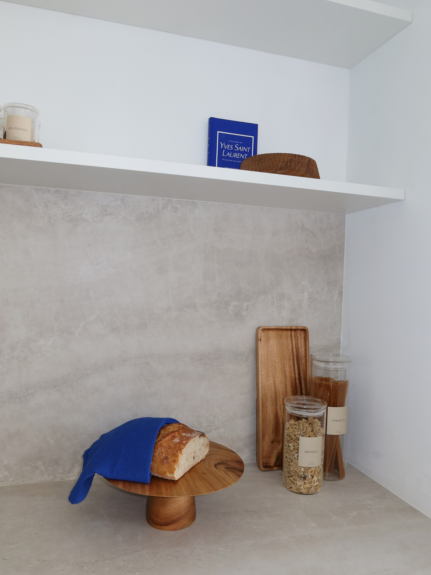 Taartplateau hout. Houten opbergers voor keuken of badkamer. Voorraadpot met houten deksel. Kruidenpotje hout. Organizer en ladeverdeler. Houten schaal of fruitschaal. Kleine houten lepel. Bamboe lepel. Licht of donker hout. Wood organizers for kitchen or bathroom. Glass jar with wooden lid. Wooden spice jar. Drawer divider and organizer. Wooden bowl or fruit bowl. Small wooden spoon. Bamboo spoon. Light or dark wood. Holzaufbewahrung für Küche oder Bad. Rangement en bois pour cuisine ou salle de bain.