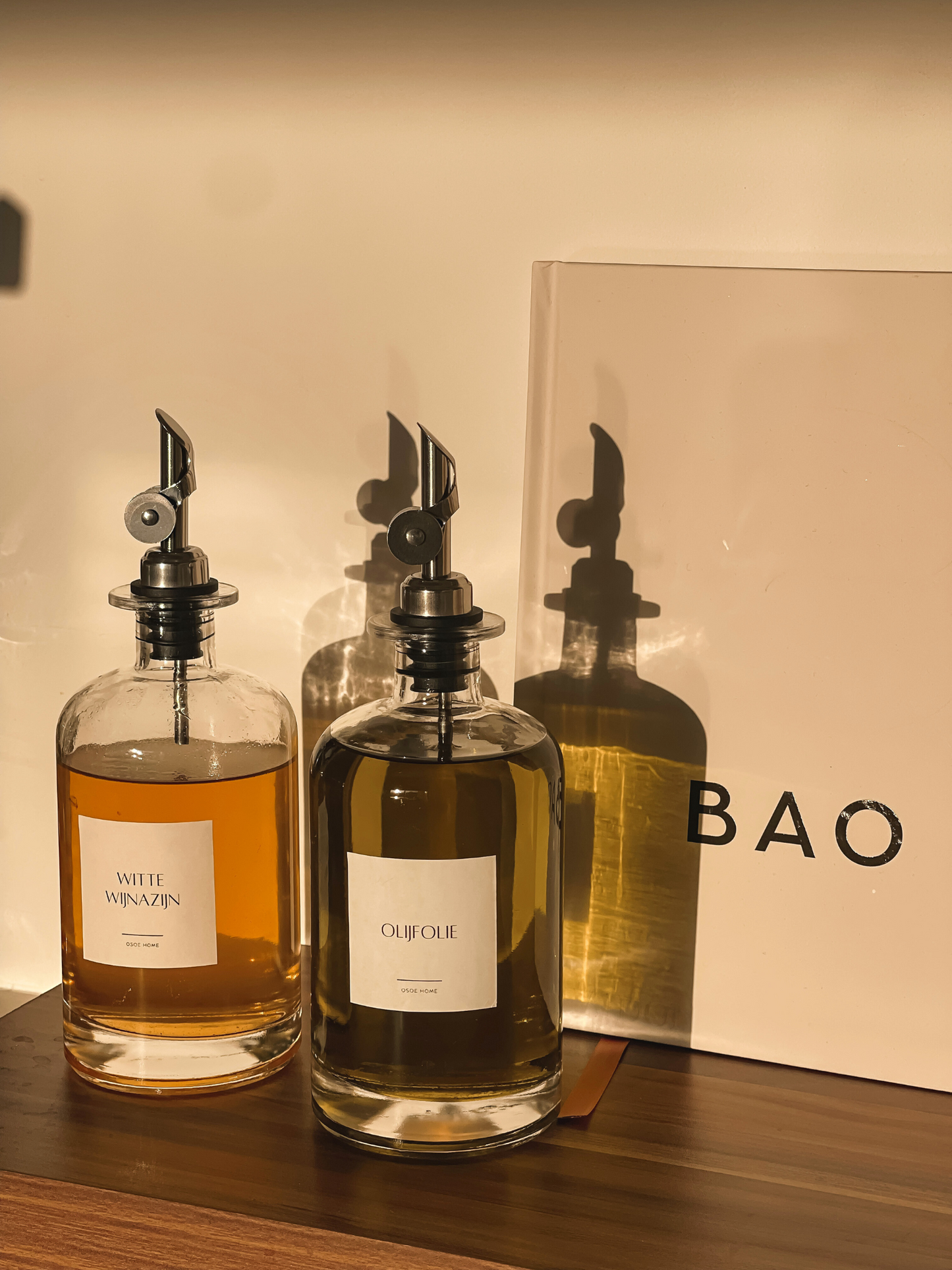 Zweiteiliges Set aus Glasflaschen für Öl und Essig mit eleganten silberfarbenen Deckeln und modernen Ausgießern – perfekt für eine aufgeräumte, stilvolle Küche. Die transparenten, wiederverwendbaren Flaschen bringen Ordnung und Ästhetik in den Alltag und sorgen für eine minimalistische, aufgeräumte Arbeitsfläche. Die silbernen Akzente verleihen dem Set eine edle, zeitlose Note und passen perfekt zu Organisationssystemen von Ikea, Hema und Temu. Ideal für die strukturierte Vorratshaltung, stilvolle Küchenzon