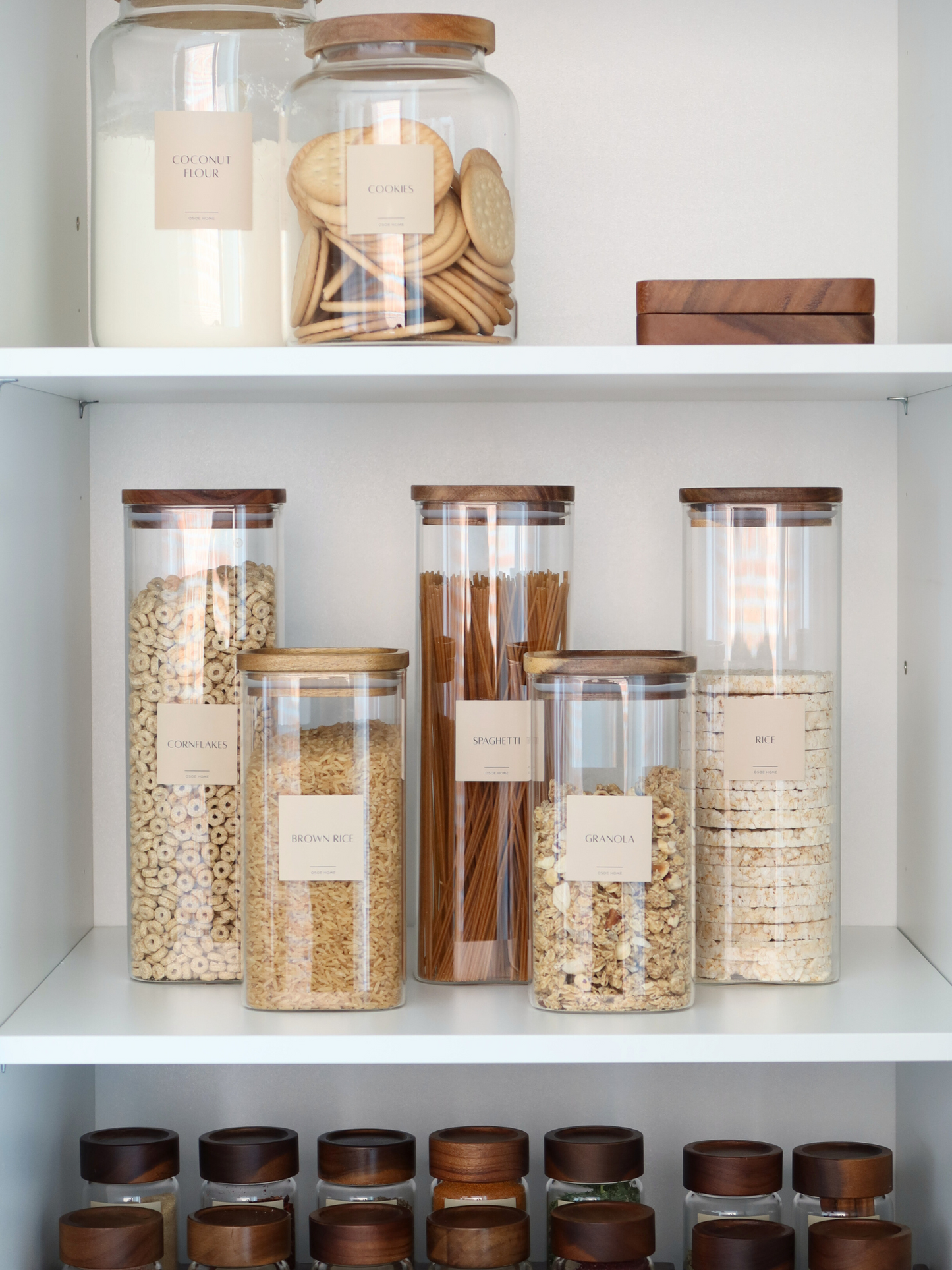 Bocal de rangement carré avec couvercle brun ; bocal de rangement carré en verre ; bocal de rangement avec couvercle en bois ; bocal de rangement avec couvercle en bois brun ; bocal de rangement carré hermétique ; bocal de rangement avec couvercle à vis ; bocal de rangement pour organiser la cuisine ; bocal de rangement avec étiquette ; bocal de rangement empilable ; bocal de rangement transparent ; bocal de rangement petit et grand ; set de bocaux de rangement ; bocal de rangement carré avec couvercle