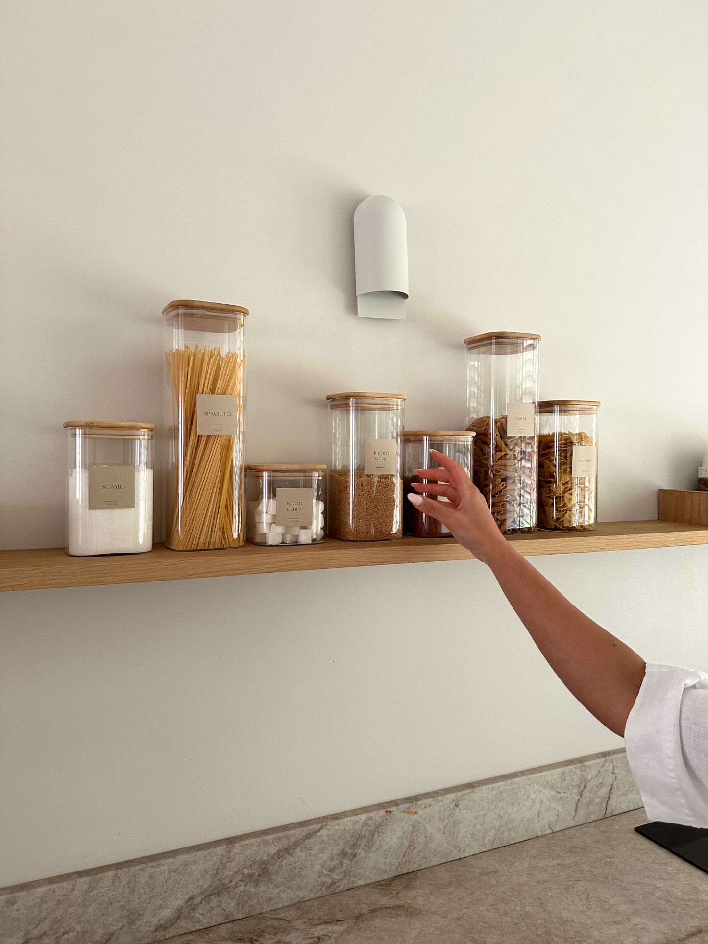 Bocal carré en verre avec couvercle hermétique en bambou, disponible en 4 tailles. Idéal pour stocker farine, riz, pâtes et aliments secs. Bocal de cuisine au look naturel et élégant. Solution de rangement écologique avec couvercle en bois. Parfait pour une organisation de garde-manger façon IKEA ou maison minimaliste. Bocaux empilables et hermétiques pour placards organisés. Bocal pratique pour une cuisine soignée et durable.