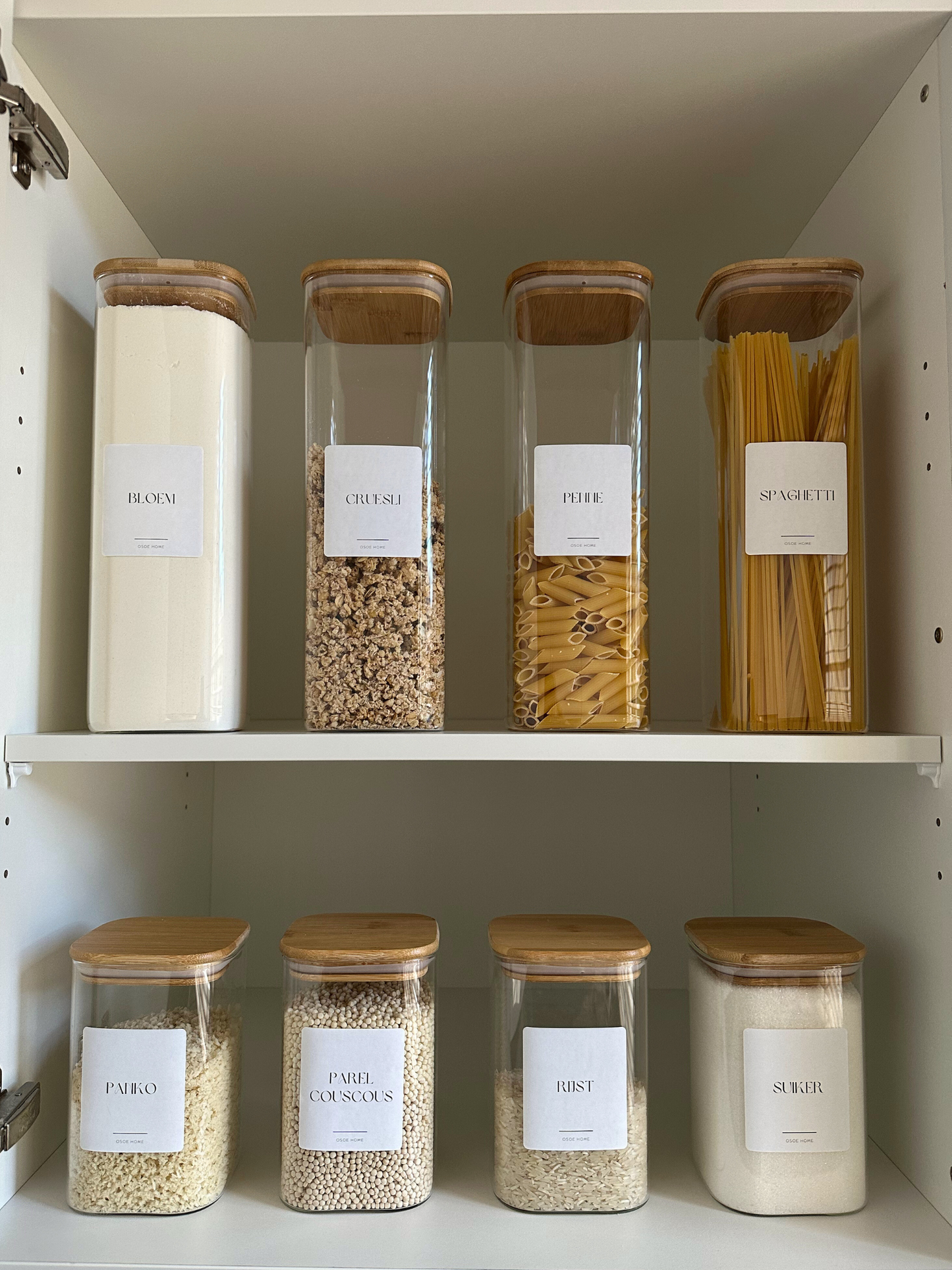Bocal carré en verre avec couvercle hermétique en bambou, disponible en 4 tailles. Idéal pour stocker farine, riz, pâtes et aliments secs. Bocal de cuisine au look naturel et élégant. Solution de rangement écologique avec couvercle en bois. Parfait pour une organisation de garde-manger façon IKEA ou maison minimaliste. Bocaux empilables et hermétiques pour placards organisés. Bocal pratique pour une cuisine soignée et durable.