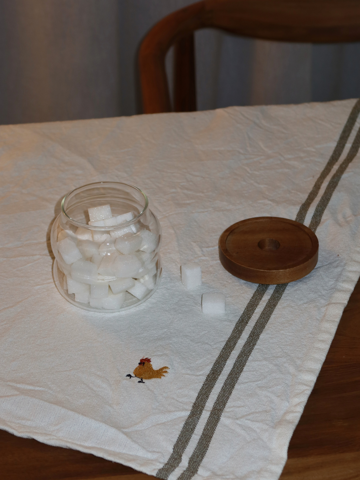 bocal de rangement rond ondulé couvercle en acacia, bocal rond avec forme ondulée, bocal en verre ondulé, bocal de rangement avec couvercle en bois d’acacia, bocal de rangement couvercle brun, bocal avec couvercle en bois naturel, bocal hermétique, bocal de rangement design élégant, bocal avec couvercle à vis, bocal transparent, bocal pour organiser la cuisine, ensemble de bocaux de rangement, bocal petit et grand, bocal avec étiquette, bocal alternative bambou, bocal de rangement pour armoire de cuisine, b