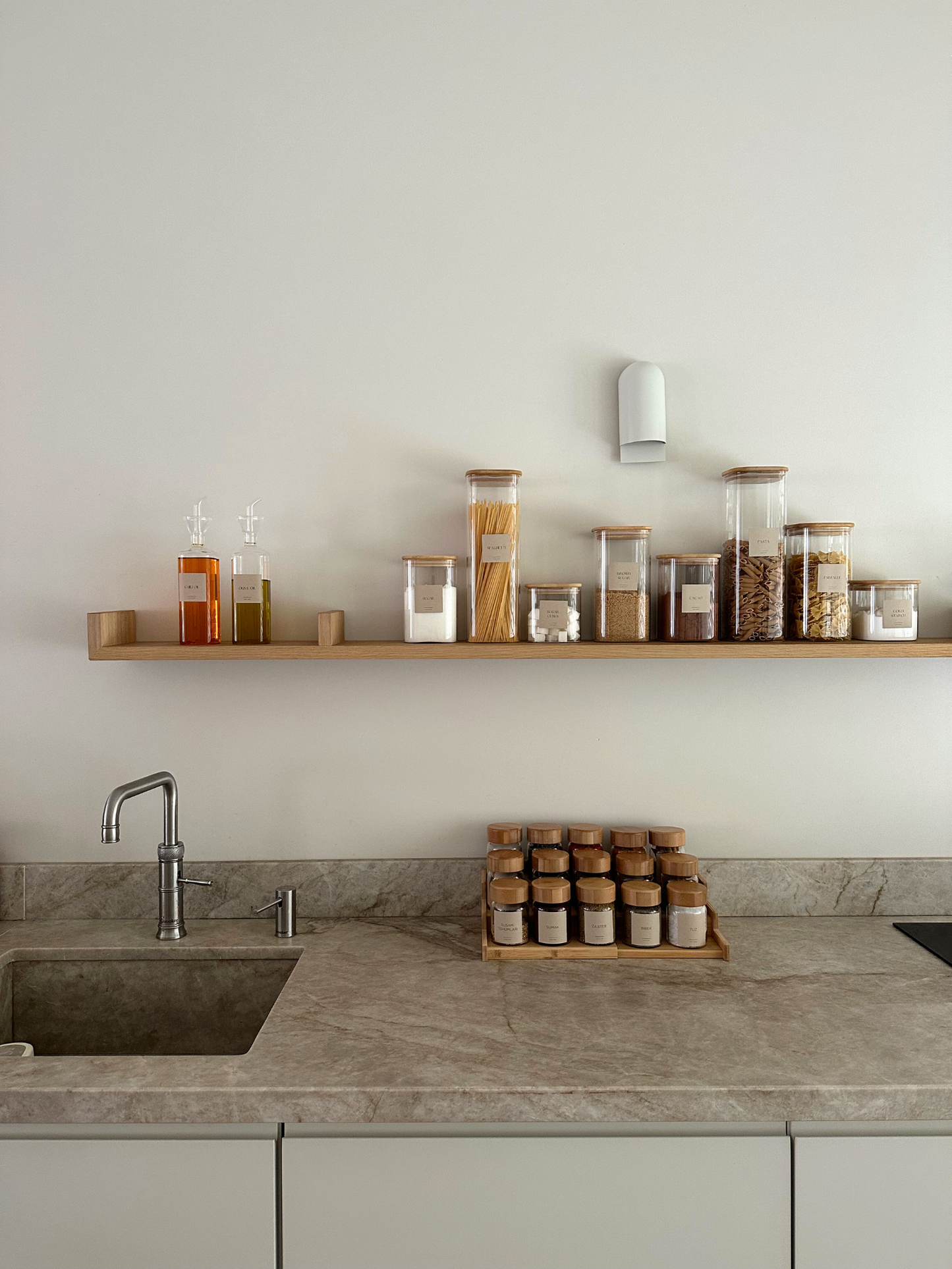 Bocal carré en verre avec couvercle hermétique en bambou, disponible en 4 tailles. Idéal pour stocker farine, riz, pâtes et aliments secs. Bocal de cuisine au look naturel et élégant. Solution de rangement écologique avec couvercle en bois. Parfait pour une organisation de garde-manger façon IKEA ou maison minimaliste. Bocaux empilables et hermétiques pour placards organisés. Bocal pratique pour une cuisine soignée et durable.