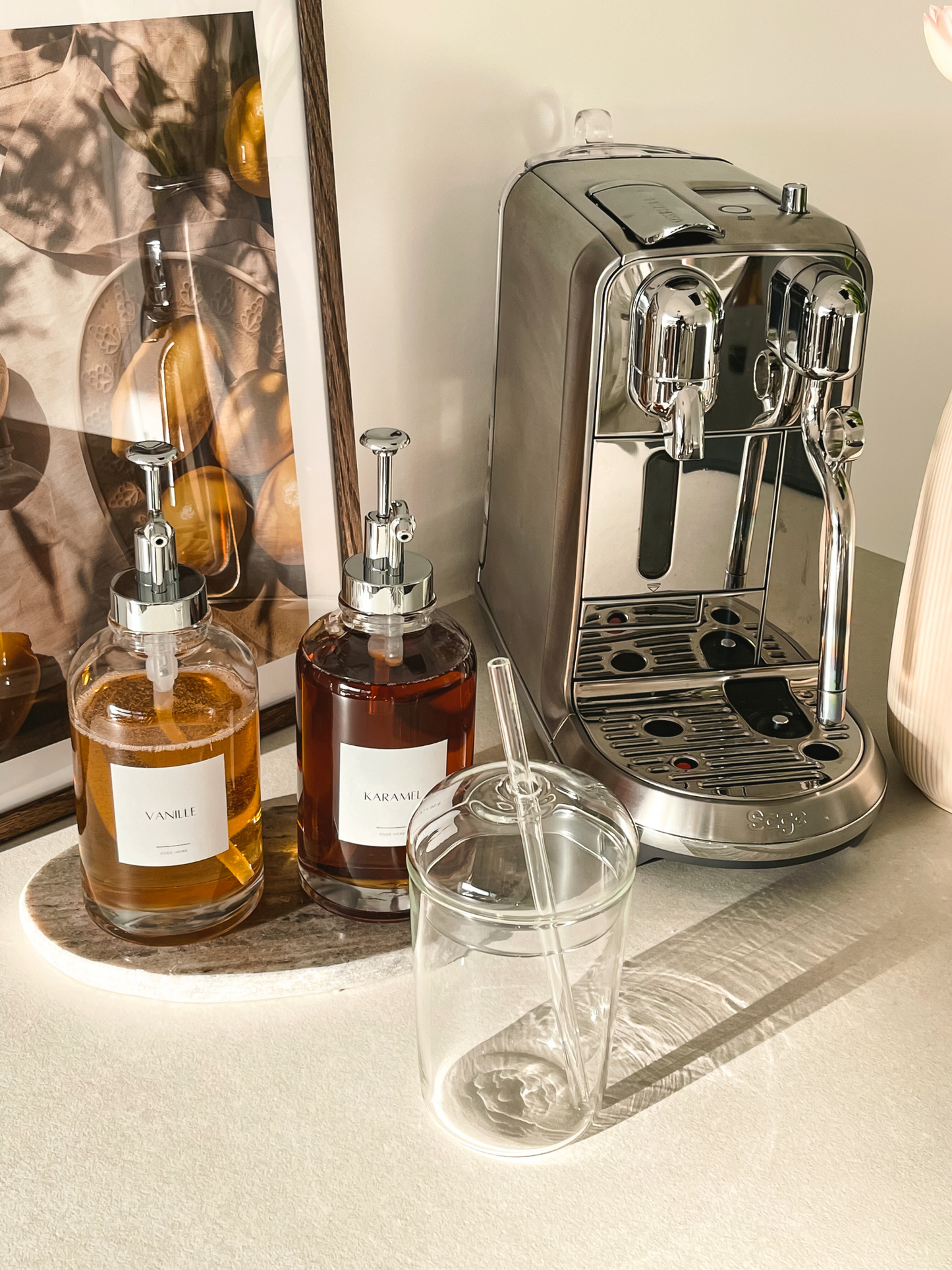 distributeurs de sirop pour café, bouteilles à pompe argentée pour sirop, accessoires de bar à café, flacons doseurs avec pompe argentée, lot de 2 distributeurs de sirop, configuration moderne de station café, bouteilles à pompe pour sirop, outils élégants pour bar à café, bouteilles à sirop avec pompe argentée, distributeurs de sirop réutilisables, ensemble distributeur de cuisine élégant, pompes à sirop barista, bouteilles de sirop à bouchon argenté, pompes à sirop style café, bouteilles organisatrices