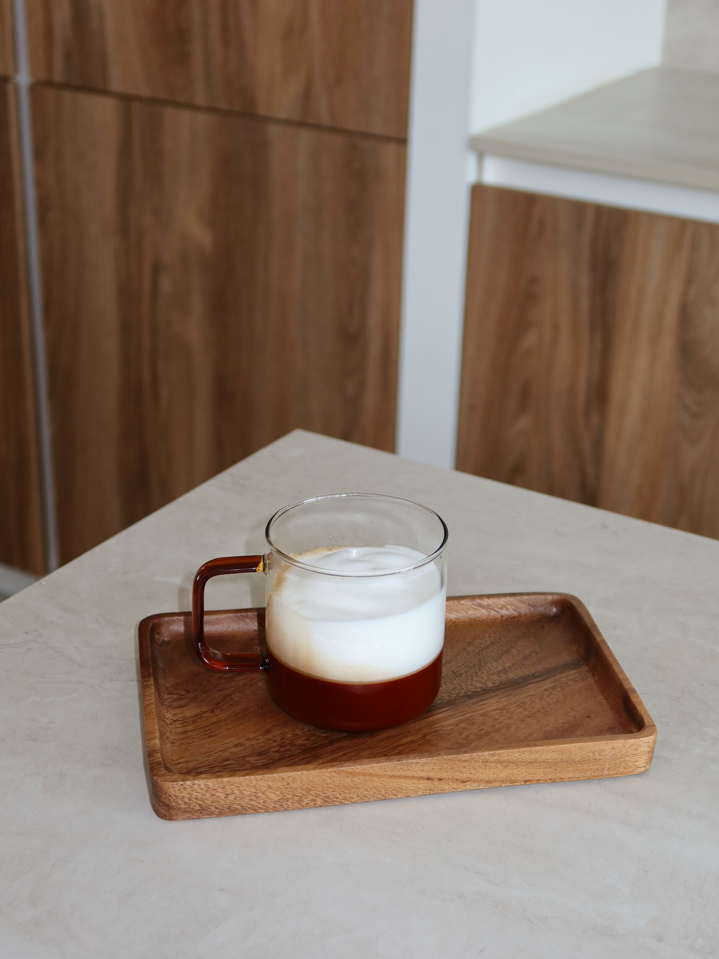 Dessous-de-plat en bois foncé, dessous-de-plat en bois pour pots d’épices, dessous-de-plat en bois pour distributeur, dessous-de-plat en bois élégant, dessous-de-plat en bois durable, dessous-de-plat en bois foncé, dessous-de-plat organisateur de cuisine, rangement pour pots d’épices, solution de rangement pour distributeur, set de dessous-de-plat en bois, accessoires d’organisation de la maison, organisateur de cuisine en bois, rangement de cuisine naturel, dessous-de-plat minimaliste en bois, organisateur