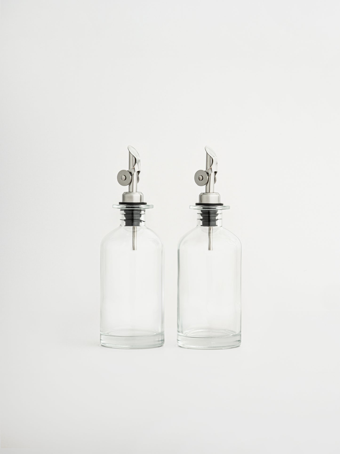 distributeur d’huile bouchon argenté, verseur de vinaigre argenté, bouteille en verre huile, bouteille vinaigre cuisine, bec verseur argent, flacon verseur en verre, accessoire cuisine moderne, bouteille hermétique huile, bec anti-goutte, flacon huile et vinaigre, distributeur en deux tailles, bouteille rangement cuisine, élégante bouteille de cuisine, set huile et vinaigre