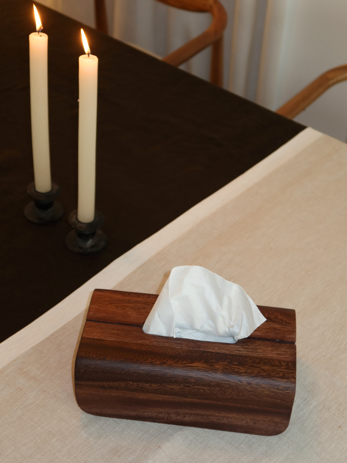 Taschentuchbox, Taschentuchbox aus Borneo-Holz, Taschentuchhalter aus Holz, luxuriöse Taschentuchbox aus Holz, Taschentuchaufbewahrung aus Holz, natürliche Taschentuchbox, stilvoller Taschentuchhalter, Holzkiste für Taschentücher, Accessoire aus Borneo-Holz, Taschentuchbox mit Deckel, minimalistischer Taschentuchhalter, nachhaltige Taschentuchbox, handgefertigte Taschentuchbox aus Holz, Badezubehör aus Holz, Taschentuchbox fürs Wohnzimmer aus Holz, eleganter Taschentuchhalter, Taschentuchbox mit natürlichem