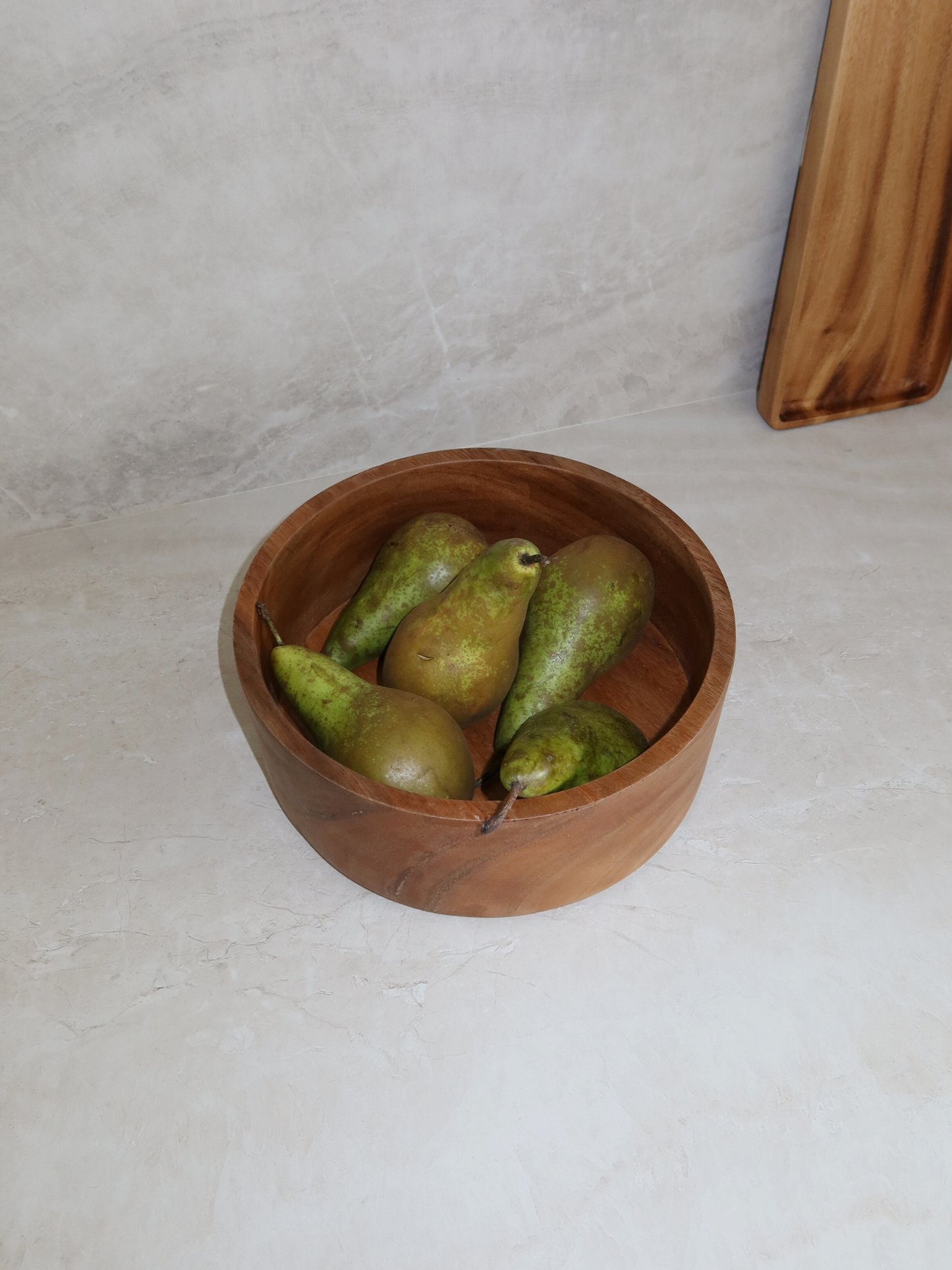Houten fruit schaal. Borneo. Houten opbergers voor keuken of badkamer. Voorraadpot en kruidenpotje hout. Organizer en ladeverdeler. Houten schaal of fruitschaal. Kleine houten lepel. Licht of donker hout. Wooden fruit bowl. Wood organizers for kitchen or bathroom. Glass jar with wooden lid. Wooden spice jar. Drawer divider and organizer. Wooden bowl or fruit bowl. Small wooden spoon. Bamboo spoon. Light or dark wood. Holzaufbewahrung für Küche oder Bad. Rangement en bois pour cuisine ou salle de bain.