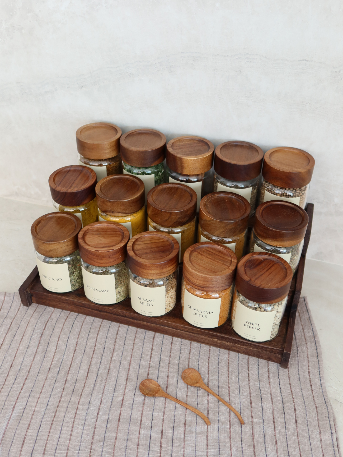 Gewürzgläser mit Etiketten, Set Glas-Gewürzgläser, Gewürzgläser mit Holzdeckel, Gewürzgläser mit Bambusdeckel, Gewürzgläser mit Akazienholzdeckel, quadratische Gewürzgläser, runde Gewürzgläser, luftdichte Gewürzgläser, Gewürzgläser mit Streudeckel, Gewürzgläser mit Schraubdeckel, Gewürzgläser mit Aufklebern, Gewürzgläser mit Etiketten, Gewürzgläser mit schwarzem Deckel, Gewürzschubladen-Organizer, ausziehbarer Gewürz-Organizer, Gewürze organisieren