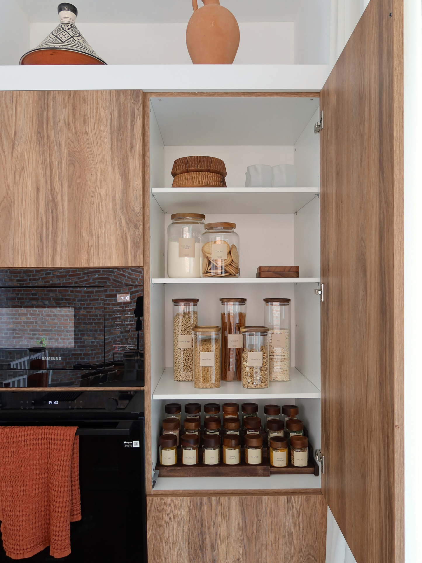 Großes Vorratsglas, breites Glasgefäß, Glas für Mehl und Schrot, Glas für Reis, Glas mit Holzdeckel, Vorratsglas mit dunkelbraunem Akazienholzdeckel, luftdichtes Vorratsglas, geräumiges Glasgefäß, Glas für Bulk-Lagerung, Glas mit natürlicher Optik, Vorratsglas mit Holzdeckel, Vorratsorganizer, stilvolles Vorratsglas, nachhaltige Aufbewahrungslösung, Küchenorganizer Glas, Glas für große Mengen, Glas-Küchenbehälter, großes Vorratsglas, breites Glas.