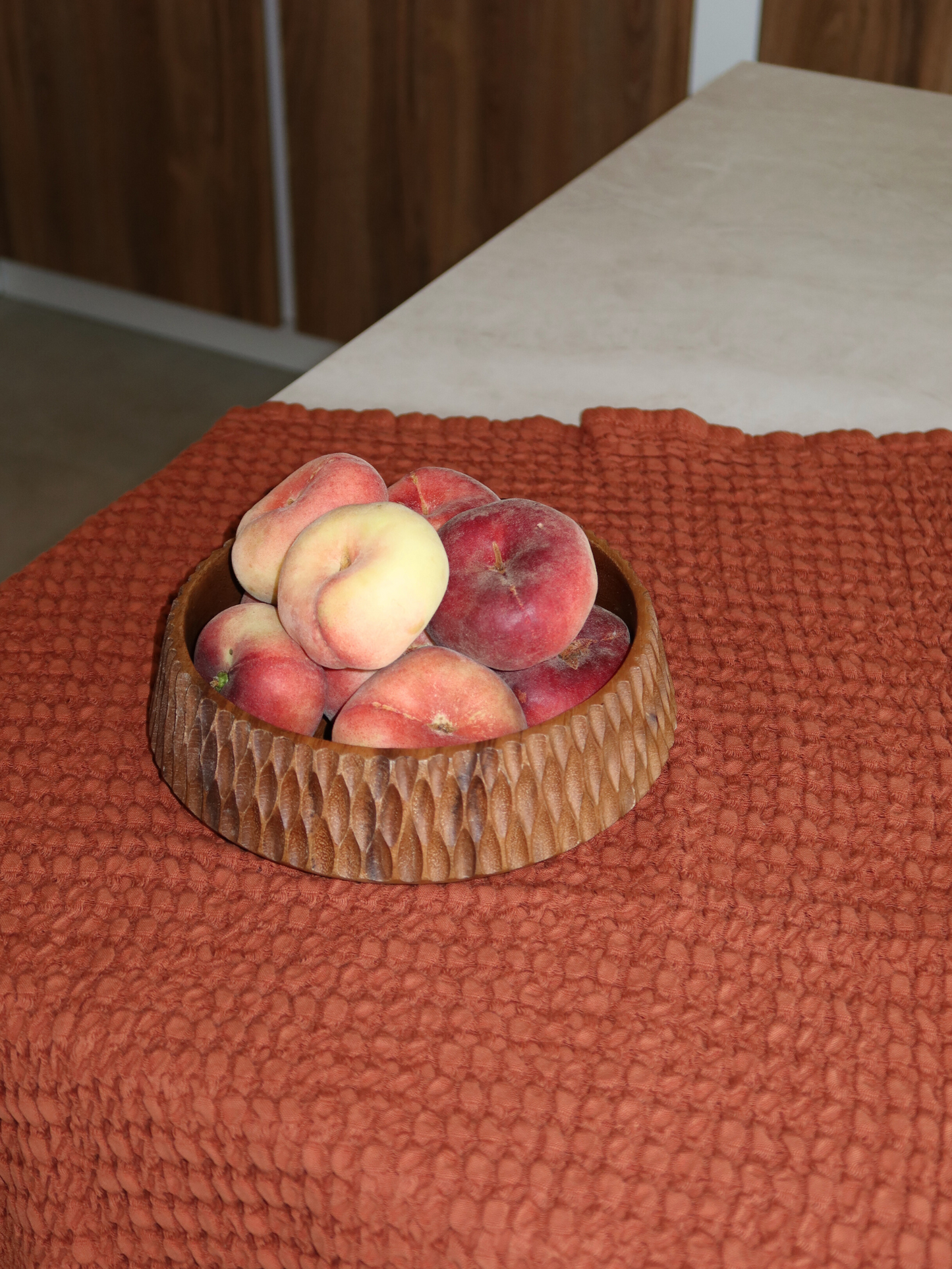 Handgefertigte Holz-Obstschale, Holz-Obstschale Indonesien, kunsthandwerkliche Obstschale, natürliche Holzschale, indonesische handgefertigte Schale, nachhaltige Holz-Obstschale, rustikale Holz-Obstschale, dekorative Obstschale, handgearbeitete Holzschale, einzigartige Holz-Obstschale, umweltfreundliche Obstschale, handgefertigte Holz-Servierschale, natürliche Holzdeko, indonesisches Holzhandwerk, biologische Obstschale, Aufbewahrung Obstschale, Holz-Obstschale Action Temu, natürliche Wohnorganisation, Holz
