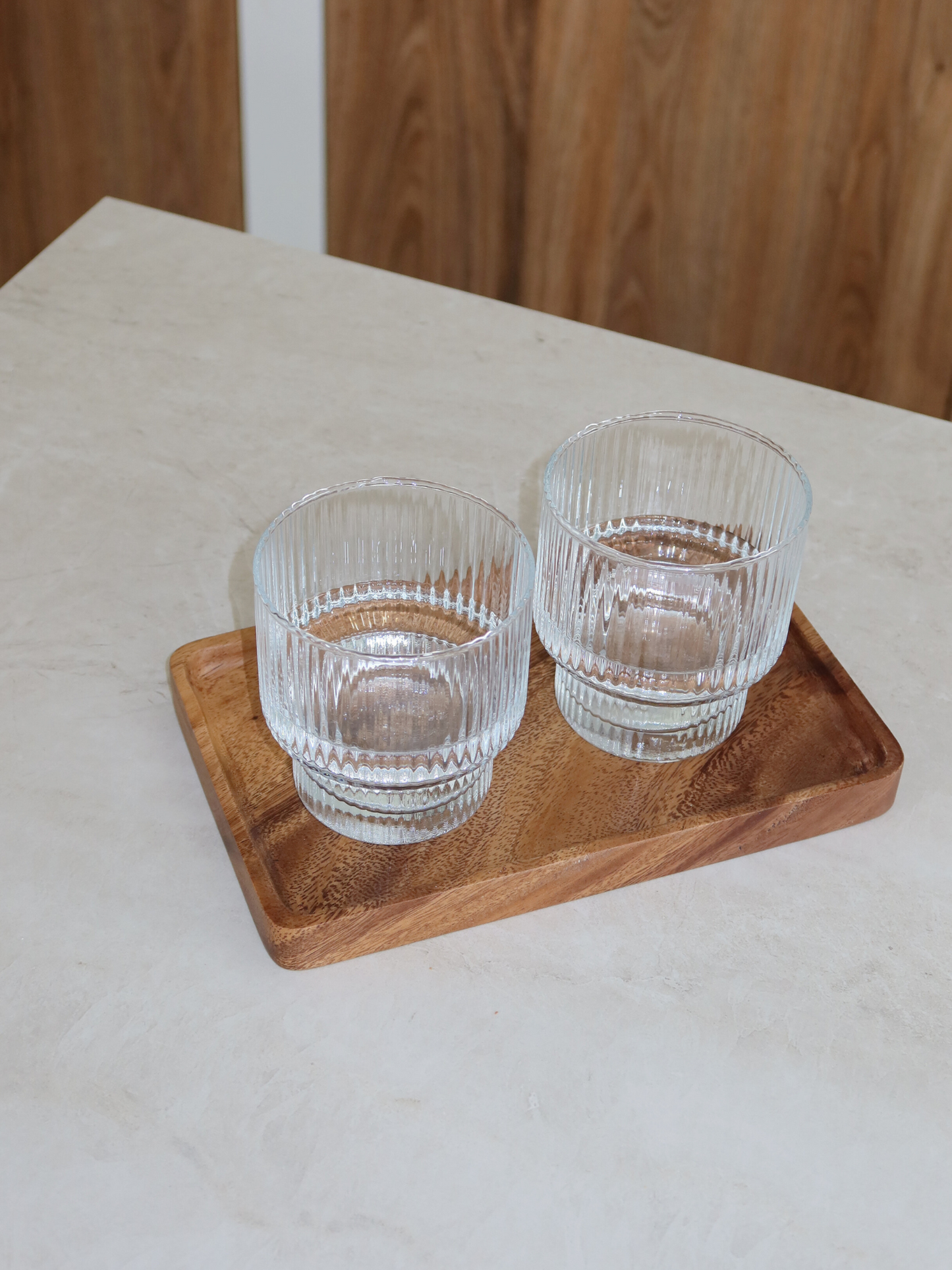 Houten plate dispensers. Houten opbergers voor keuken of badkamer. Voorraadpot en kruidenpotje hout. Organizer en ladeverdeler. Houten schaal of fruitschaal. Kleine houten lepel. Licht of donker hout. Wooden plate dispensers. Wood organizers for kitchen or bathroom. Glass jar with wooden lid. Wooden spice jar. Drawer divider and organizer. Wooden bowl or fruit bowl. Small wooden spoon. Bamboo spoon. Light or dark wood. Holzaufbewahrung für Küche oder Bad. Rangement en bois pour cuisine ou salle de bain.