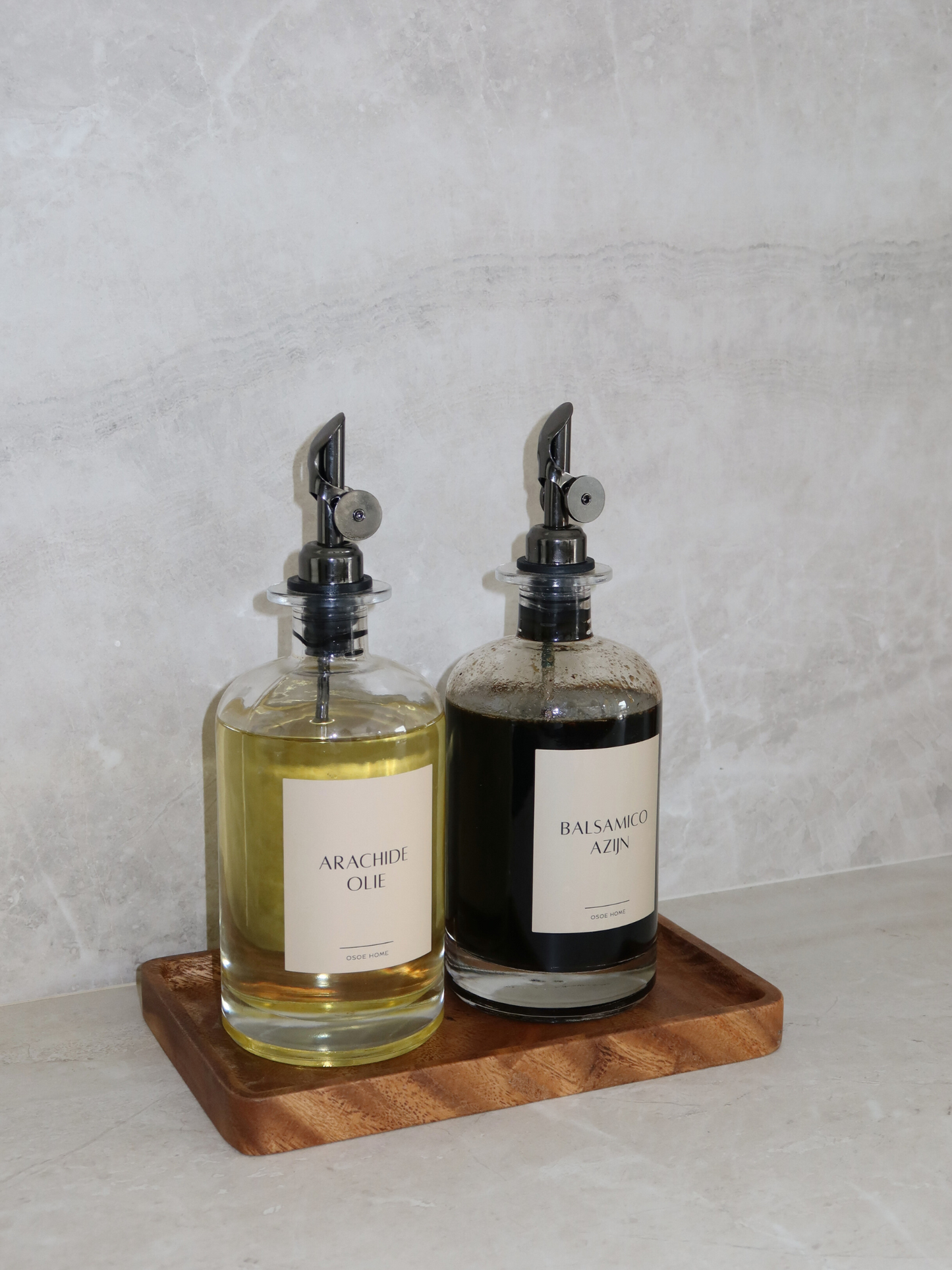 Houten plate dispensers. Houten opbergers voor keuken of badkamer. Voorraadpot en kruidenpotje hout. Organizer en ladeverdeler. Houten schaal of fruitschaal. Kleine houten lepel. Licht of donker hout. Wooden plate dispensers. Wood organizers for kitchen or bathroom. Glass jar with wooden lid. Wooden spice jar. Drawer divider and organizer. Wooden bowl or fruit bowl. Small wooden spoon. Bamboo spoon. Light or dark wood. Holzaufbewahrung für Küche oder Bad. Rangement en bois pour cuisine ou salle de bain.