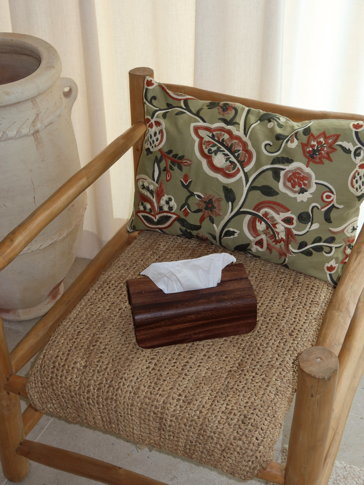 Tissuebox, tissuebox van Borneo-hout, houten tissuehouder, luxe houten tissuebox, tissue-opbergdoos van hout, natuurlijke tissuebox, stijlvolle tissuehouder, houten doos voor tissues, accessoire van Borneo-hout, tissuebox met deksel, minimalistische tissuehouder, duurzame tissuebox, handgemaakte houten tissuebox, houten badkameraccessoire, tissuebox voor woonkamer van hout, elegante tissuehouder, tissuebox met natuurlijke afwerking