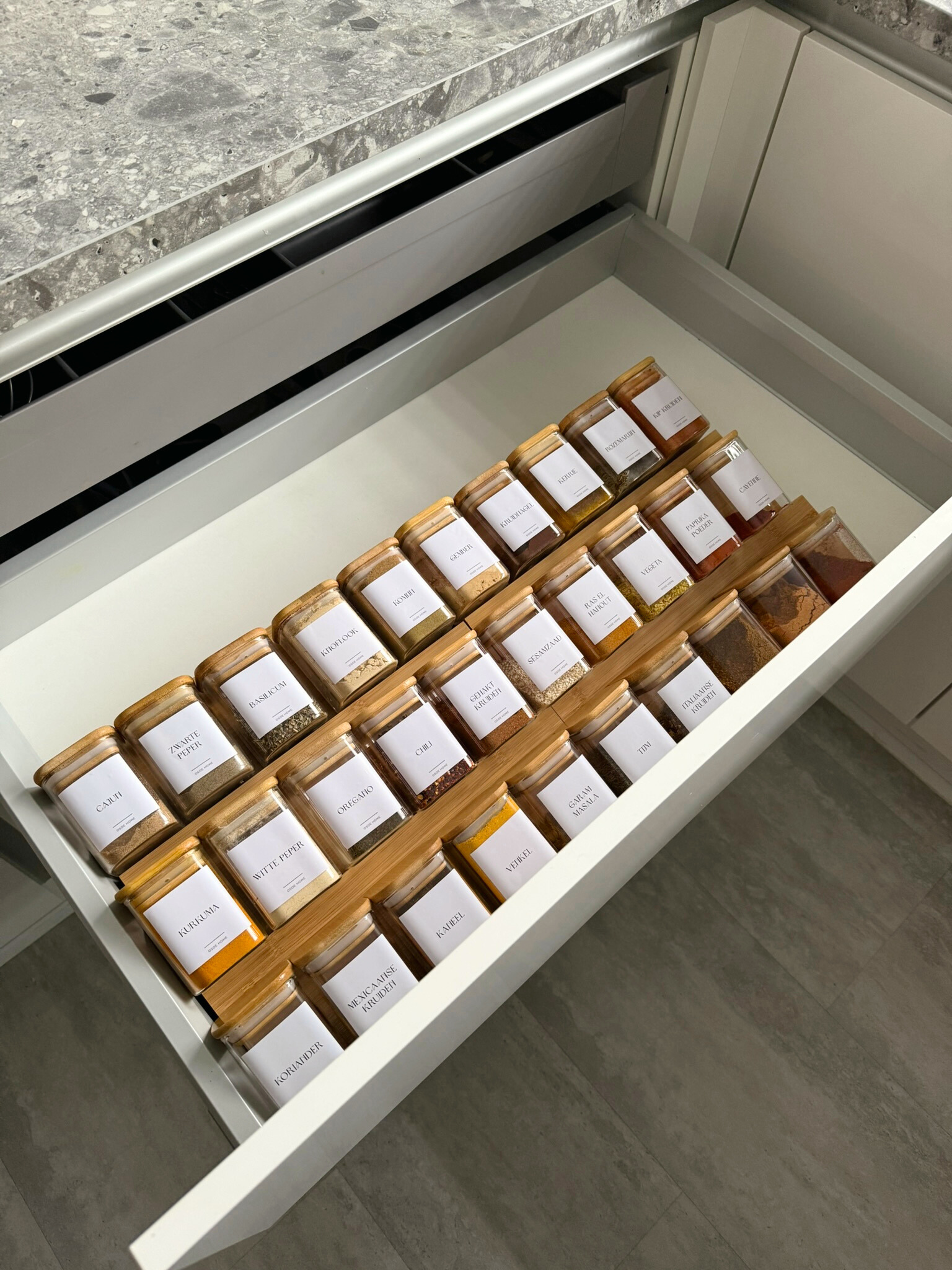 houten kruidenrek voor lade, lade kruidenorganizer hout, kruidenrek lade-inzet, houten lade organizer voor kruiden, kruidenpotjeshouder voor lade, keukenlade kruidenrek, ruimtebesparende kruidenorganizer hout, lade-inzet voor kruidenpotjes, kruidenrek van natuurlijk hout, houten kruidenrek met sleuven, lade organizer voor keukenkruiden, houten kruidenplateau voor lade, compacte kruidenopslag hout, ladevriendelijk kruidenrek, houten keukenorganizer voor kruiden, kruidenrek voor kastlade, duurzame organizer