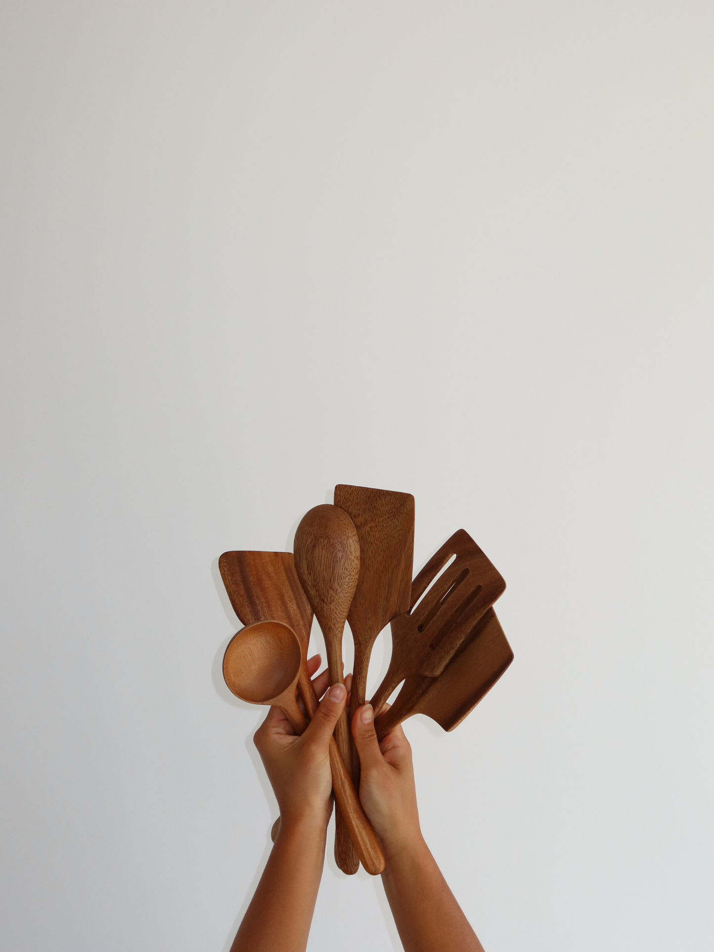 houten keukengerei bekerhouder, houten keukengerei houder, houten aanrecht organizer, keukengerei pot van natuurlijk hout, houten houder voor keukengerei, houten keukengerei pot, rustieke houten keukengerei beker, milieuvriendelijke houder voor keukengerei, houten keuken organizer, houten lepelhouder, houten keukenbeker, duurzame houder voor keukengerei, handgemaakte houten keukengerei beker, houten keukenaccessoire, houten bestekhouder, stijlvolle houten organizer voor keukengerei, keukenhouder van hout