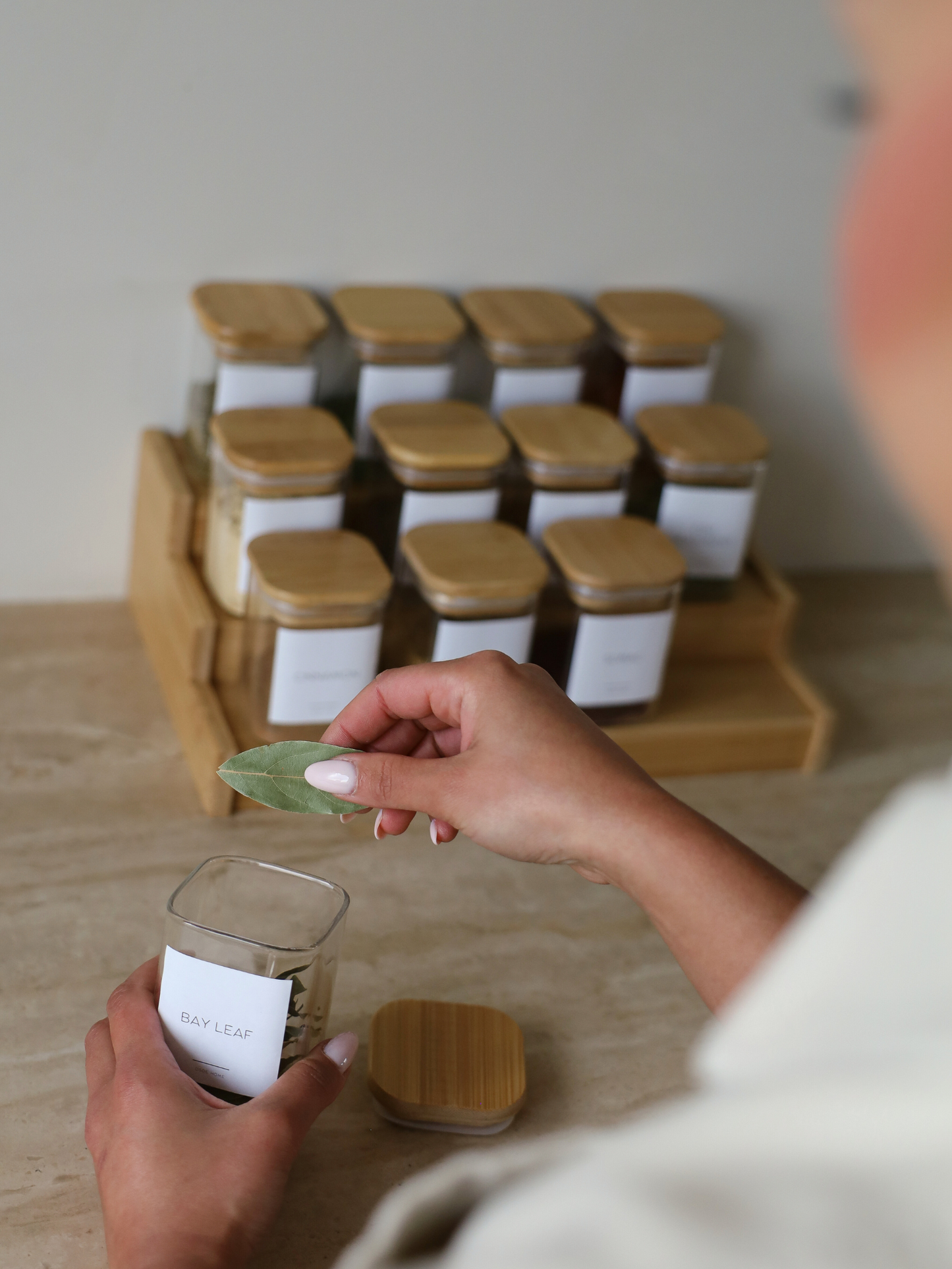 kruidenpotjes met labels; glazen kruidenpotjes set; kruidenpotjes met houten deksel; kruidenpotjes bamboe deksel; kruidenpotjes acacia deksel; vierkante kruidenpotjes; ronde kruidenpotjes; luchtdichte kruidenpotjes; kruidenpotjes met strooideksel; kruidenpotjes met schroefdeksel; kruidenpotjes met stickers; kruidenpotjes met etiketten; kruidenpotjes zwart deksel; kruiden organizer lade; uitschuifbare kruiden organizer; kruiden organiseren keuken; kruiden bewaren glazen potjes; keuken organiseren kruidenrek;