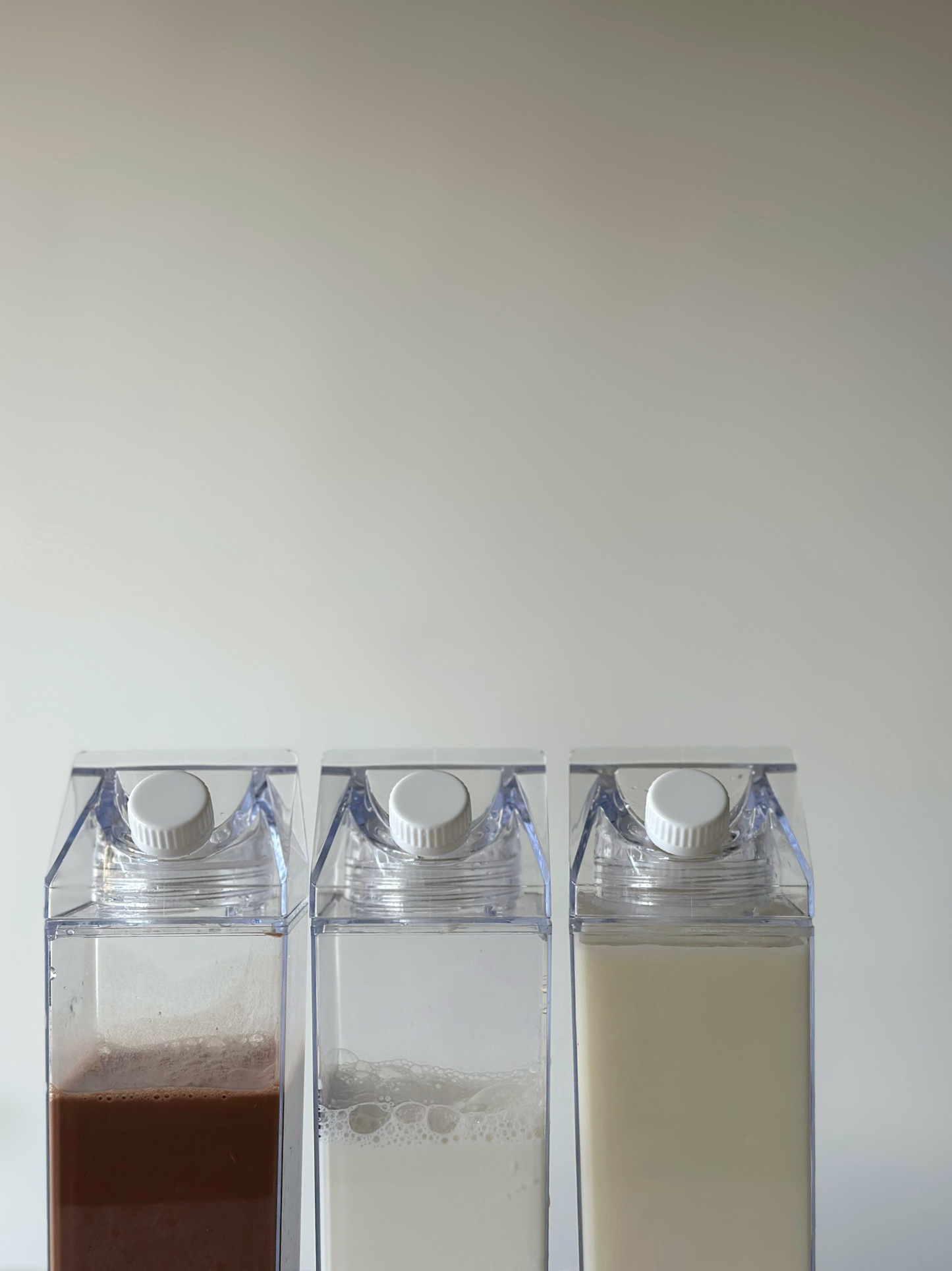 Plastik-Milchausgießflaschen, Milchspenderflaschen aus Kunststoff, Ausgießflaschen aus Plastik für Milch, wiederverwendbare Milchflaschen, Milchbehälter aus Kunststoff, Milchaufbewahrungsflaschen aus Plastik, Ausgießflaschen für Milchprodukte aus Kunststoff, Milchflasche mit Ausguss, Plastik-Milchkrüge, BPA-freie Milchflaschen, Milch-Ausgießer für die Küche, Milchkaraffe aus Kunststoff, Ausgießbehälter für Milch aus Plastik, Milchflasche für den Kühlschrank, Kunststoffgetränkeflaschen, umweltfreundliche Pla