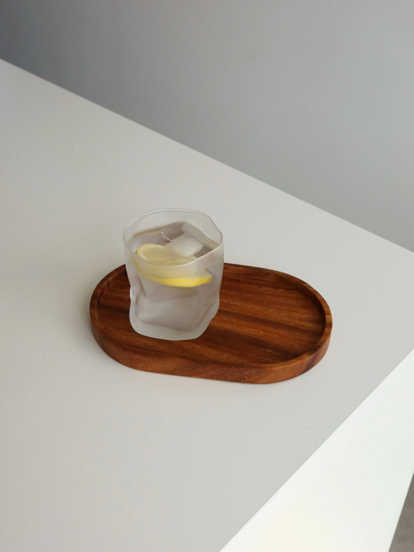 Mattglas, strukturierte Oberfläche, felsiges Design, trendiges Trinkglas, moderne Ästhetik, gedämpfte Farbtöne, natürliche Materialien, handgefertigter Look, organische Textur, stilvolles Glasgeschirr, minimalistischer Stil, rustikale Eleganz, zeitgenössische Wohnkultur, fühlbare Oberfläche, erdiger Look, raffiniertes Design, einzigartiger Glasbecher, gemütliche Atmosphäre, schlichte Eleganz, künstlerische Handwerkskunst, Glas Ikea, Glas Temu, Glas Hema, erschwingliches Glasgeschirr, beliebte Glasmarken, bu