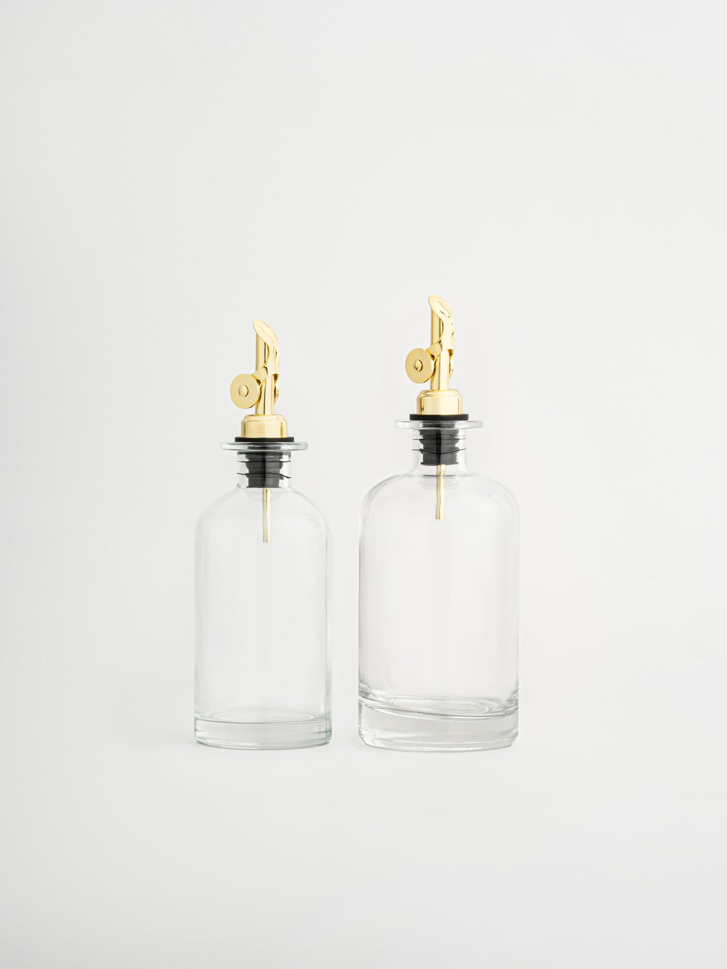 oil dispenser gold cap, vinegar dispenser gold spout, glass oil and vinegar bottle, dispenser with golden lid, olive oil bottle gold, luxury kitchen bottle, airtight oil dispenser, stylish glass dispenser, golden pour spout, elegant kitchen organizer, non-drip gold oil bottle, gold kitchen accessory, oil and vinegar set with gold detail, premium glass dispenser, countertop dispenser