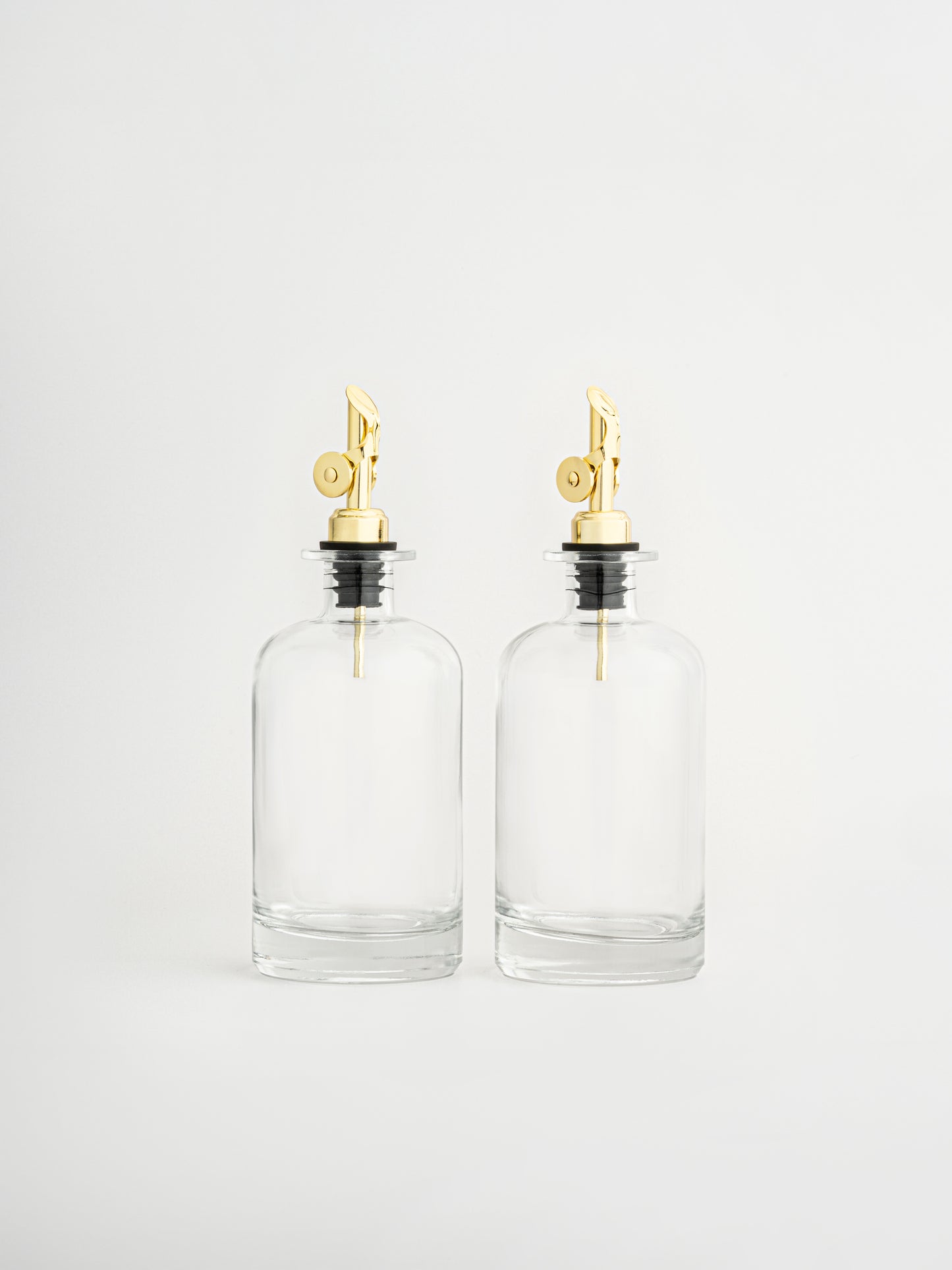 oliedispenser gouden dop, azijndispenser gouden schenktuit, glazen fles olie azijn, dispenser met goudkleurige dop, olijfoliefles goud, glazen azijnfles goud, luxe keukenaccessoire, stijlvolle dispenser fles, glazen oliedispenser goud, luchtdichte oliefles, gouden schenktuit dispenser, moderne keuken organizer, olie en azijn set goud, dispenser voor op aanrecht, glazen fles keukenaccessoire