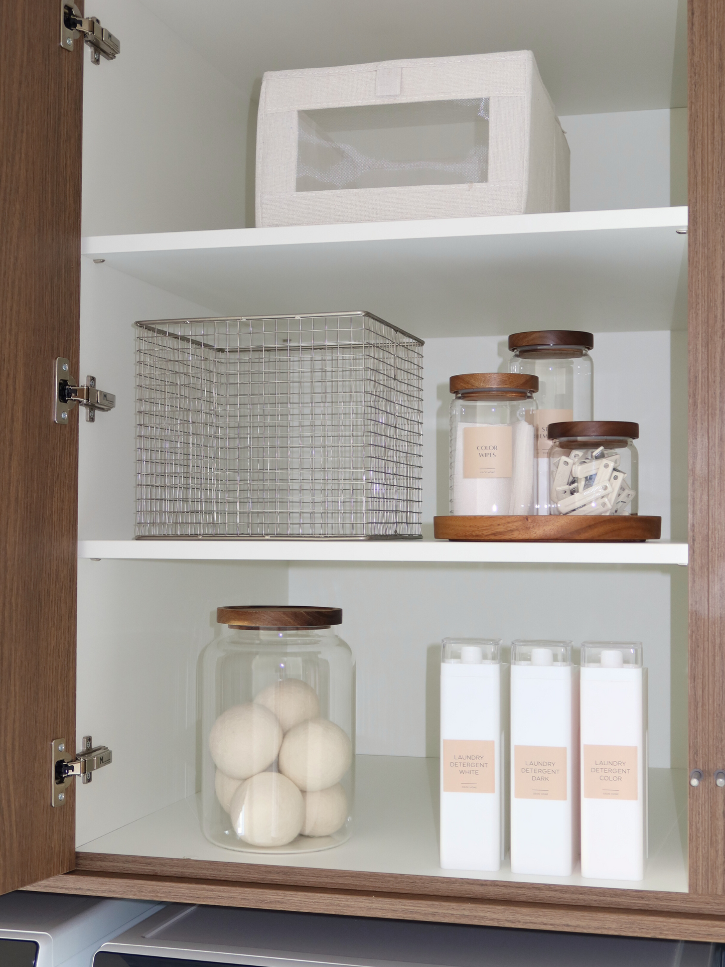 ronde houten organizer plaat, houten tray voor dispensers, kruidenpotjes organizer plaat, ronde houten tray, keuken organizer plaat, houten kruidenpotjes houder, dispenser opbergplaat, natuurlijke houten organizer, home organizing keuken accessoire, houten keukentray, minimalistische houten organizer, kruiden opbergoplossing, houten plaat voor keukenitems, duurzame houten organizer, elegante houten tray
