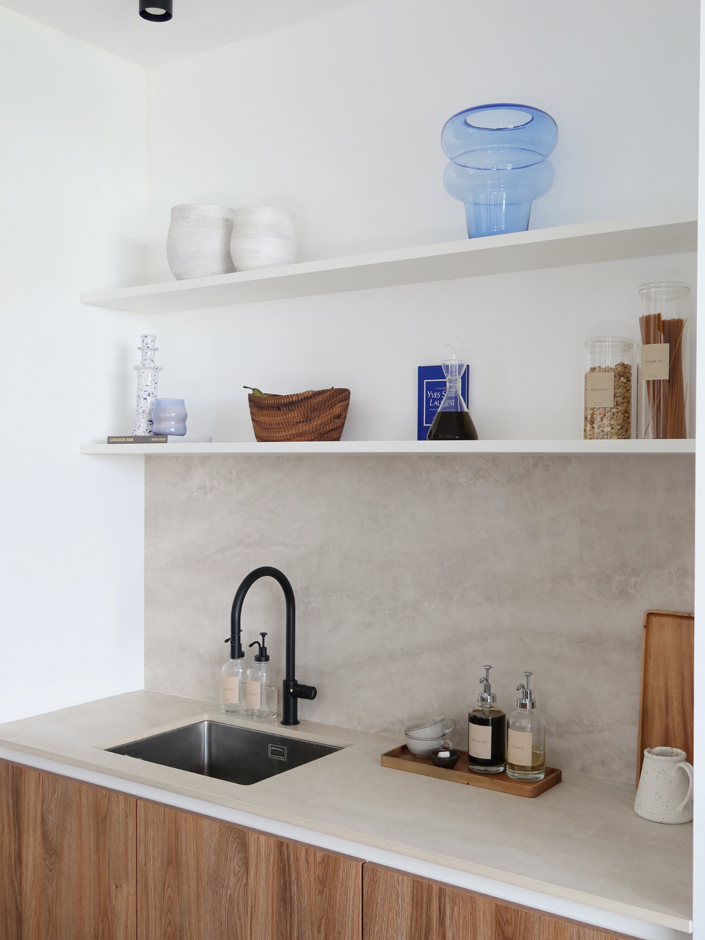 Houten plate dispensers. Houten opbergers voor keuken of badkamer. Voorraadpot en kruidenpotje hout. Organizer en ladeverdeler. Houten schaal of fruitschaal. Kleine houten lepel. Licht of donker hout. Wooden plate dispensers. Wood organizers for kitchen or bathroom. Glass jar with wooden lid. Wooden spice jar. Drawer divider and organizer. Wooden bowl or fruit bowl. Small wooden spoon. Bamboo spoon. Light or dark wood. Holzaufbewahrung für Küche oder Bad. Rangement en bois pour cuisine ou salle de bain.